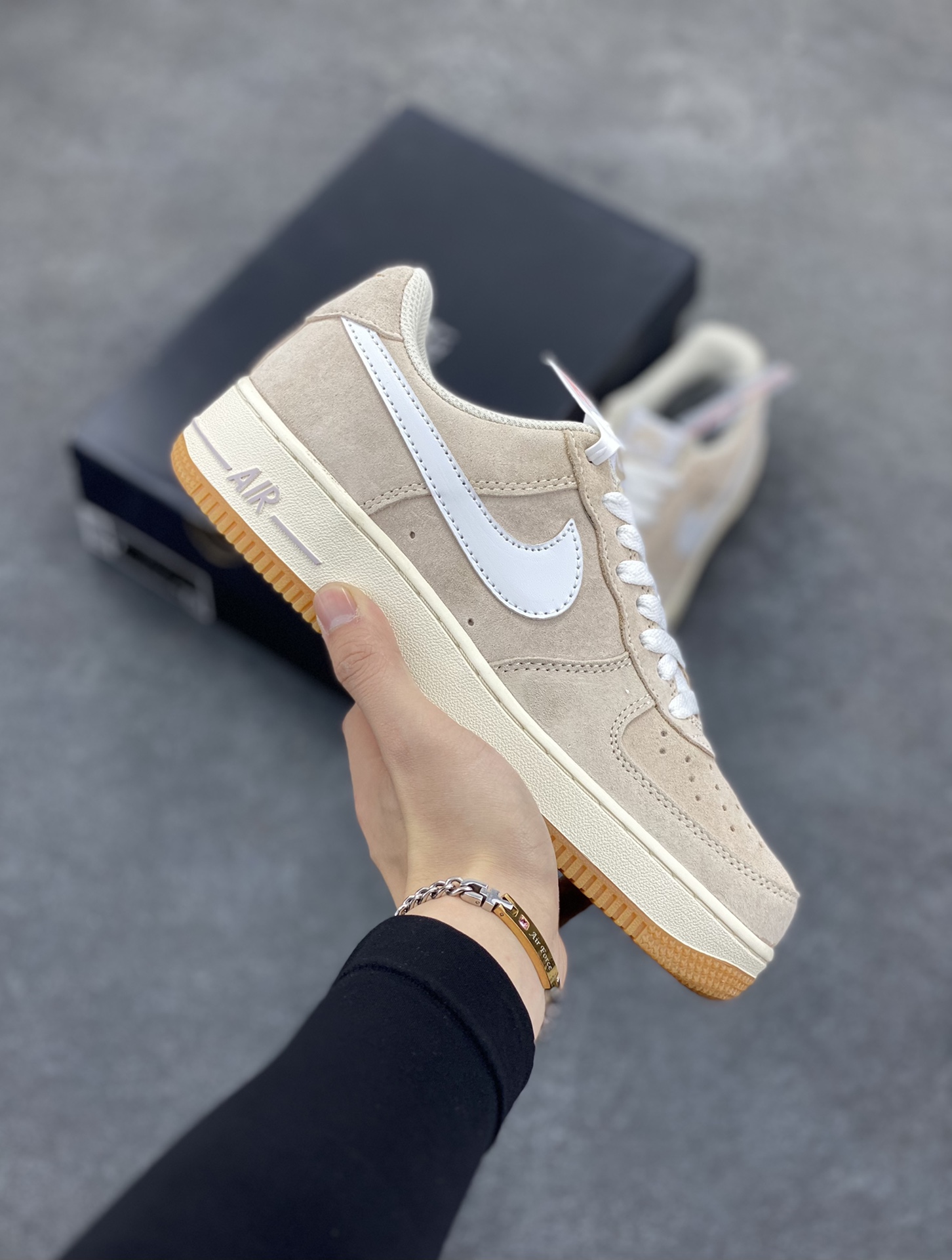 福利特价   Nike Air Force 1 Low 白棕麂皮生胶低帮空军一号休闲板鞋 定制皮料 原楦原纸板 纯正空军版型 高清洁度 内置全掌气垫 货号：AV0383-222 尺码：36 36.5 37.5 38 38.5 39 40 40.5 41 42 42.5 43 44 44.5 45-选品中心