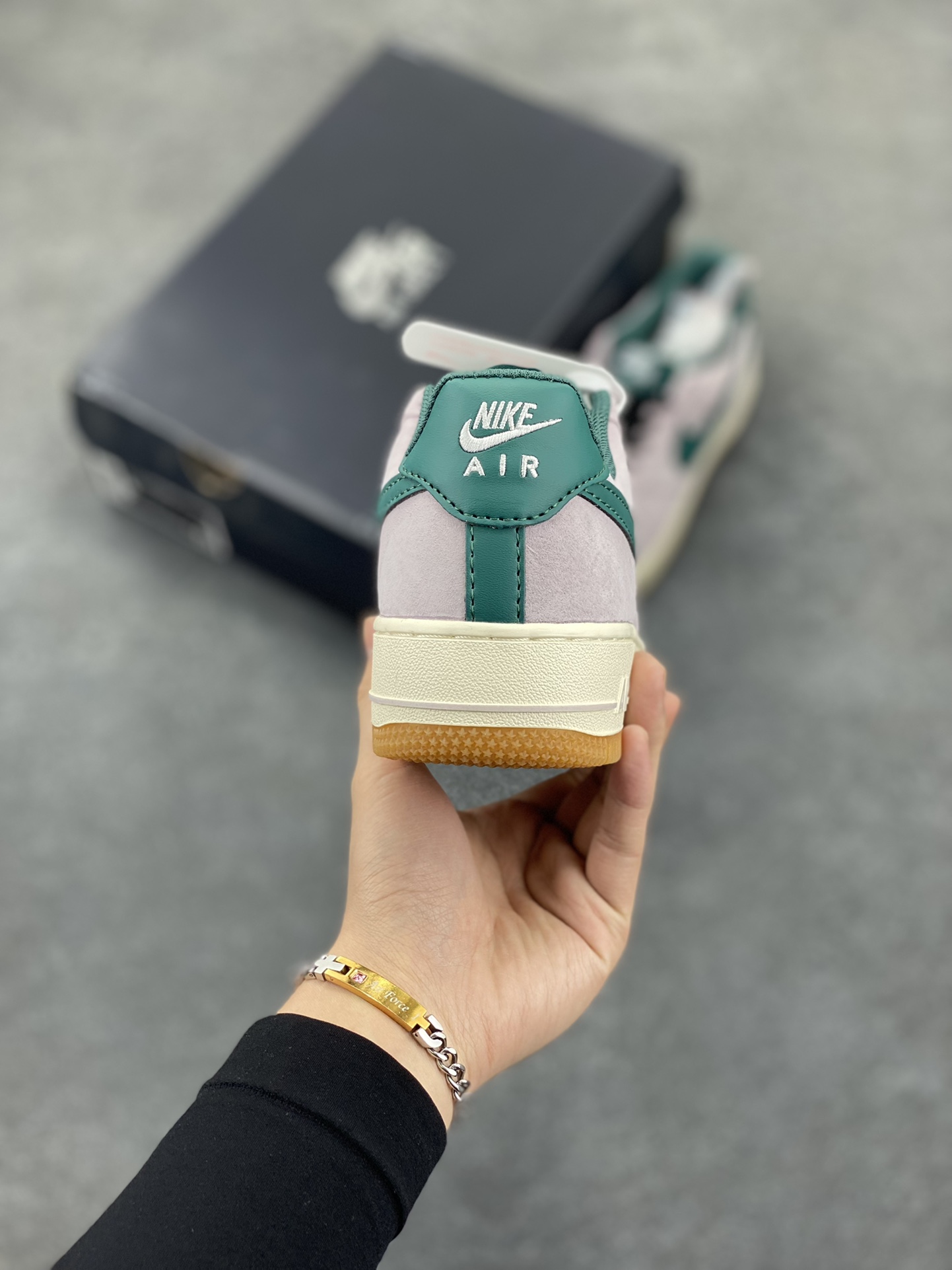 图片[4]-福利特价   Nike Air Force 1 Low 灰绿全麂皮低帮空军一号休闲板鞋 定制皮料 原楦原纸板 纯正空军版型 高清洁度 内置全掌气垫 货号：AV0383-220 尺码：36 36.5 37.5 38 38.5 39 40 40.5 41 42 42.5 43 44 44.5 45-选品中心