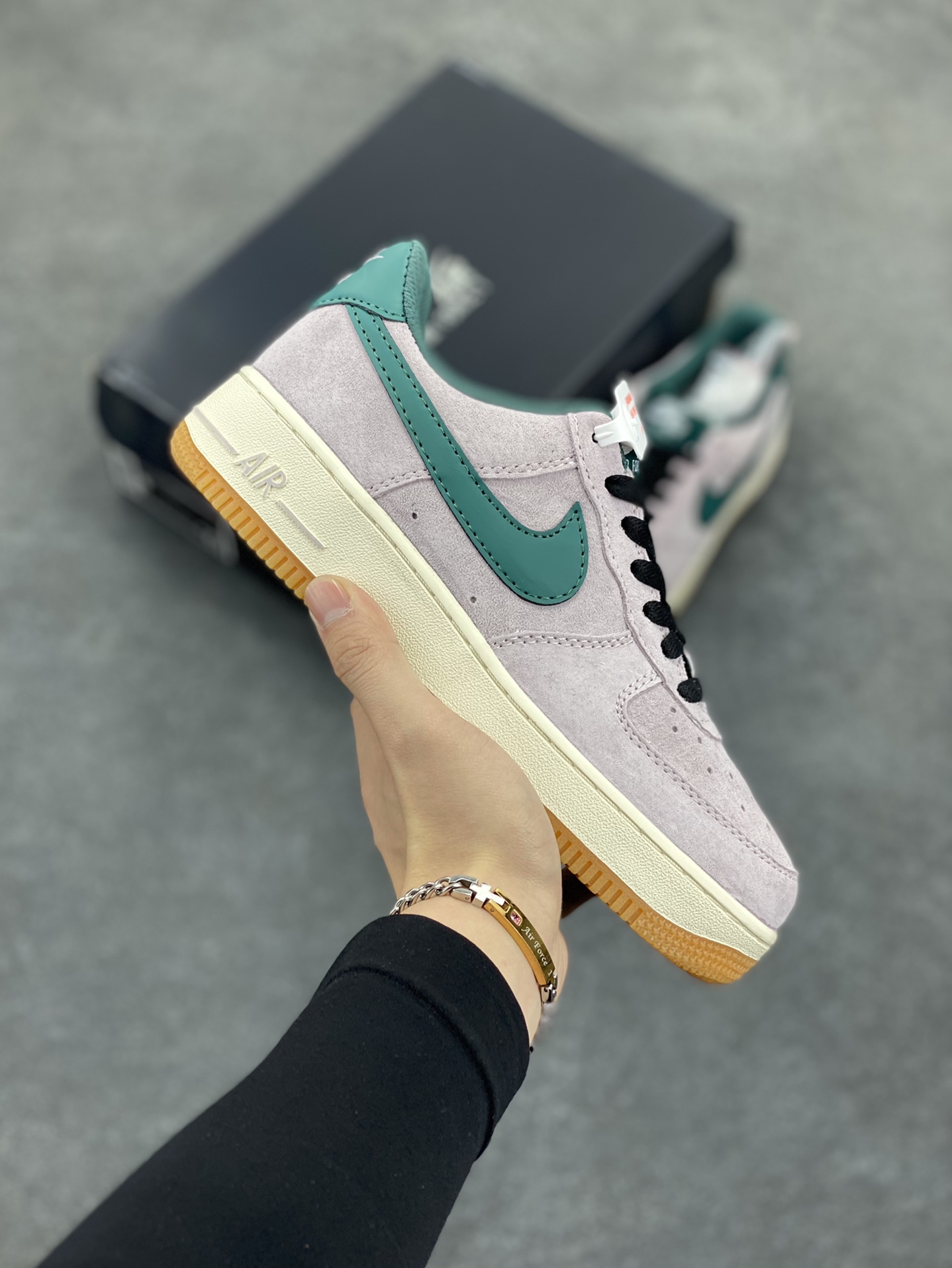 福利特价   Nike Air Force 1 Low 灰绿全麂皮低帮空军一号休闲板鞋 定制皮料 原楦原纸板 纯正空军版型 高清洁度 内置全掌气垫 货号:AV0383-220 尺码:36 36.5 37.5 38 38.5 39 40 40.5 41 42 42.5 43 44 44.5 45-选品中心