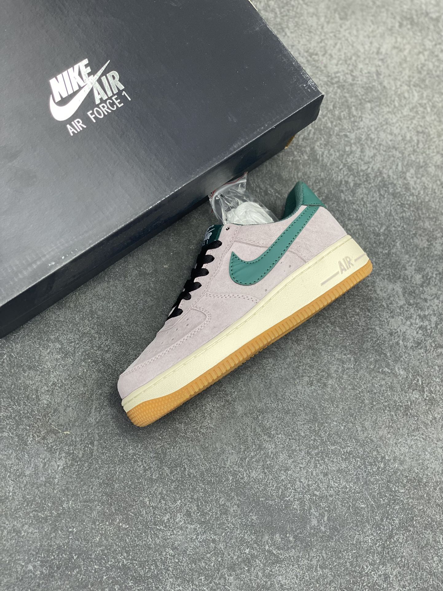 图片[7]-福利特价   Nike Air Force 1 Low 灰绿全麂皮低帮空军一号休闲板鞋 定制皮料 原楦原纸板 纯正空军版型 高清洁度 内置全掌气垫 货号：AV0383-220 尺码：36 36.5 37.5 38 38.5 39 40 40.5 41 42 42.5 43 44 44.5 45-选品中心