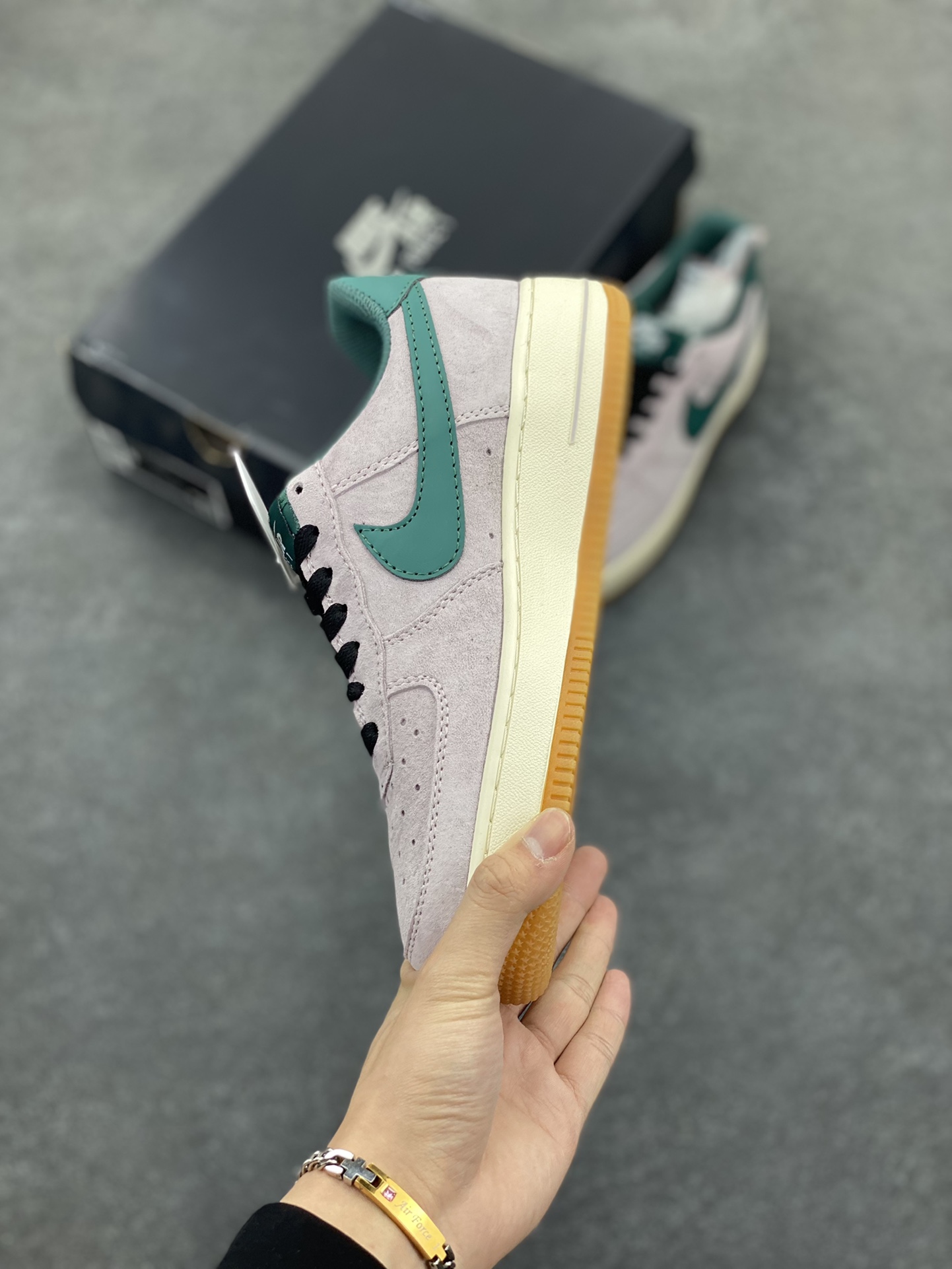 图片[3]-福利特价   Nike Air Force 1 Low 灰绿全麂皮低帮空军一号休闲板鞋 定制皮料 原楦原纸板 纯正空军版型 高清洁度 内置全掌气垫 货号：AV0383-220 尺码：36 36.5 37.5 38 38.5 39 40 40.5 41 42 42.5 43 44 44.5 45-选品中心