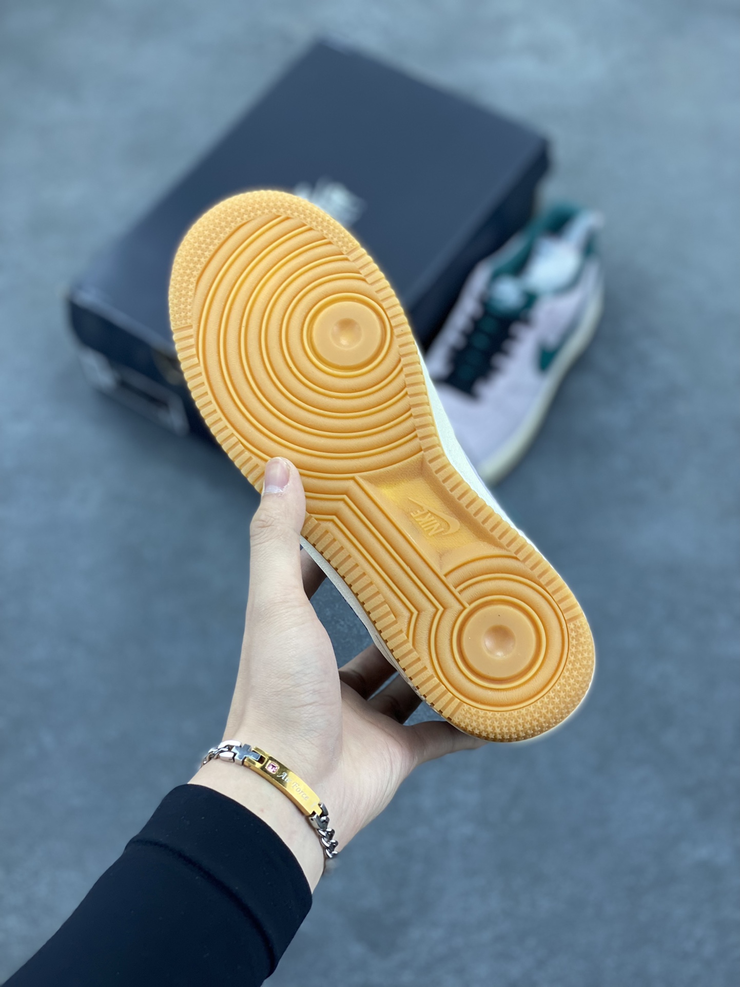 图片[5]-福利特价   Nike Air Force 1 Low 灰绿全麂皮低帮空军一号休闲板鞋 定制皮料 原楦原纸板 纯正空军版型 高清洁度 内置全掌气垫 货号：AV0383-220 尺码：36 36.5 37.5 38 38.5 39 40 40.5 41 42 42.5 43 44 44.5 45-选品中心