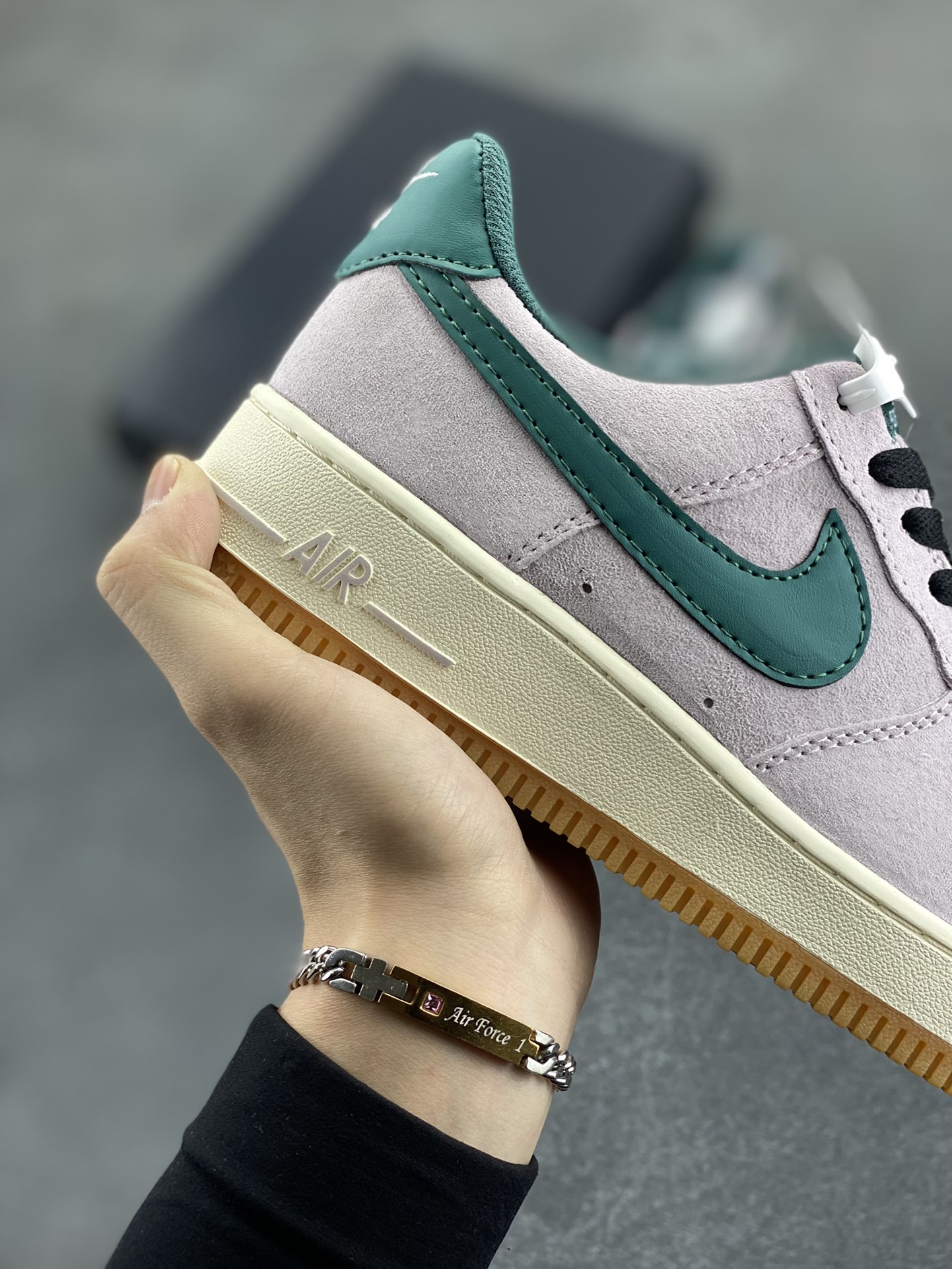 图片[6]-福利特价   Nike Air Force 1 Low 灰绿全麂皮低帮空军一号休闲板鞋 定制皮料 原楦原纸板 纯正空军版型 高清洁度 内置全掌气垫 货号：AV0383-220 尺码：36 36.5 37.5 38 38.5 39 40 40.5 41 42 42.5 43 44 44.5 45-选品中心