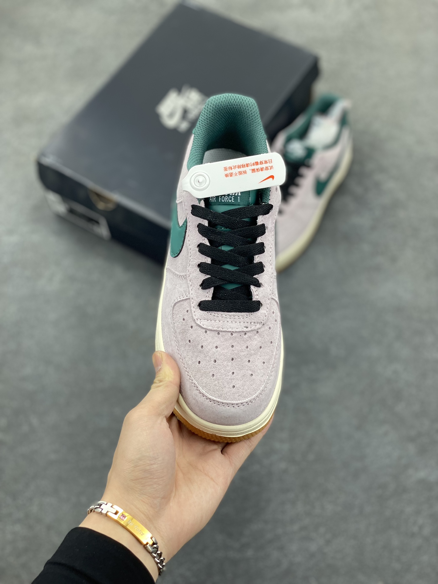 图片[2]-福利特价   Nike Air Force 1 Low 灰绿全麂皮低帮空军一号休闲板鞋 定制皮料 原楦原纸板 纯正空军版型 高清洁度 内置全掌气垫 货号：AV0383-220 尺码：36 36.5 37.5 38 38.5 39 40 40.5 41 42 42.5 43 44 44.5 45-选品中心