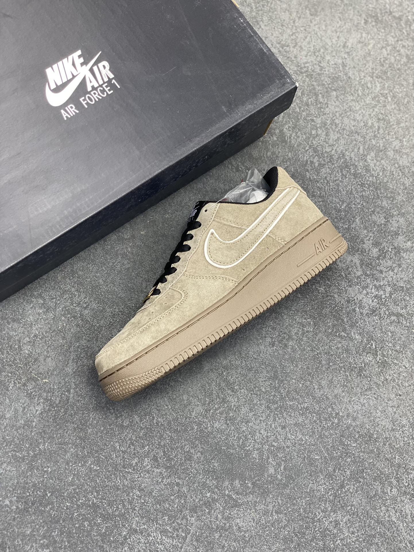 图片[7]-福利特价   Nike Air Force 1 Low 灰黑 全麂皮低帮空军一号休闲板鞋 定制皮料 原楦原纸板 纯正空军版型 高清洁度 内置全掌气垫 货号：AV0383-223 尺码：36 36.5 37.5 38 38.5 39 40 40.5 41 42 42.5 43 44 44.5 45-选品中心