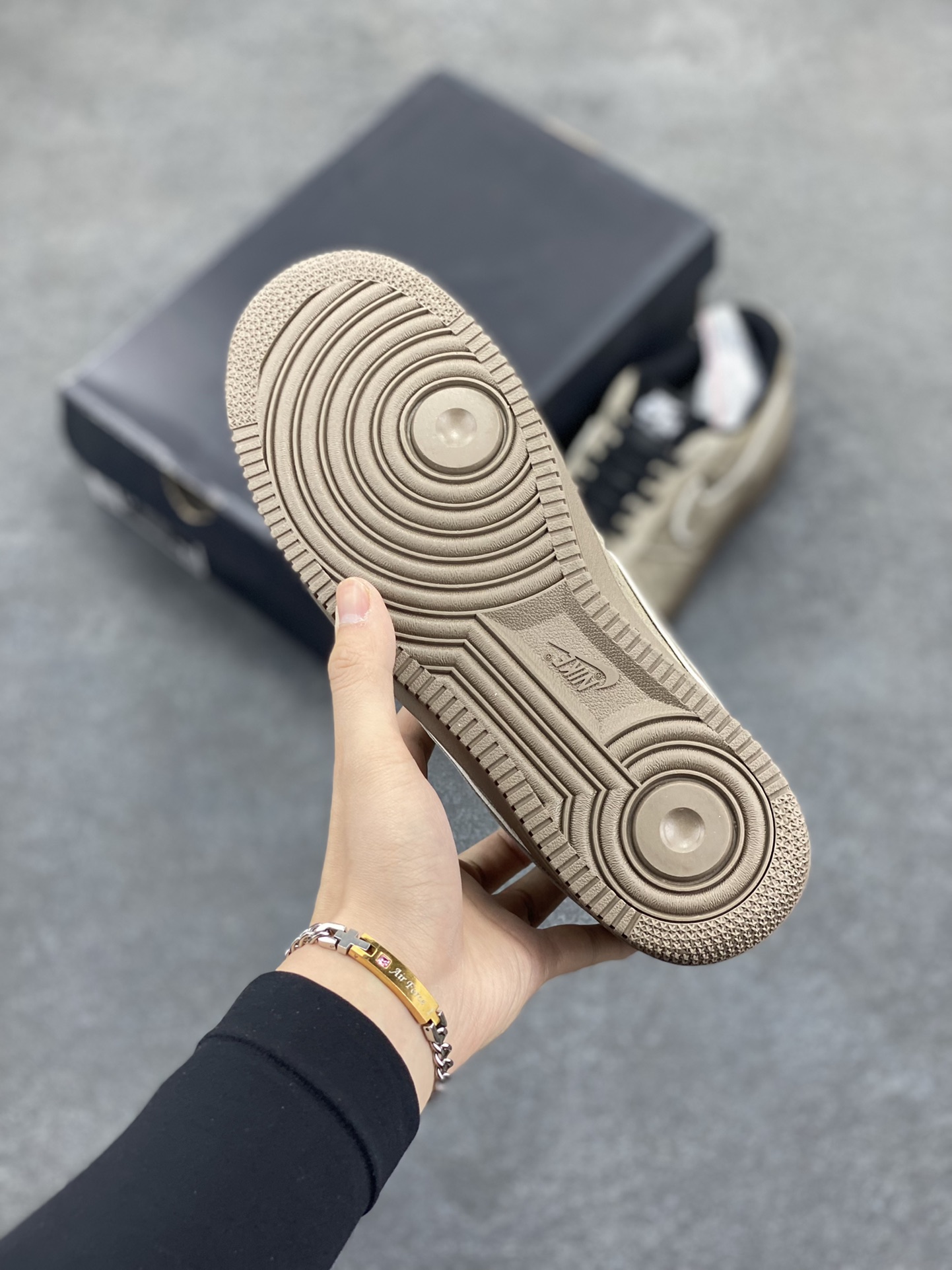 图片[5]-福利特价   Nike Air Force 1 Low 灰黑 全麂皮低帮空军一号休闲板鞋 定制皮料 原楦原纸板 纯正空军版型 高清洁度 内置全掌气垫 货号：AV0383-223 尺码：36 36.5 37.5 38 38.5 39 40 40.5 41 42 42.5 43 44 44.5 45-选品中心