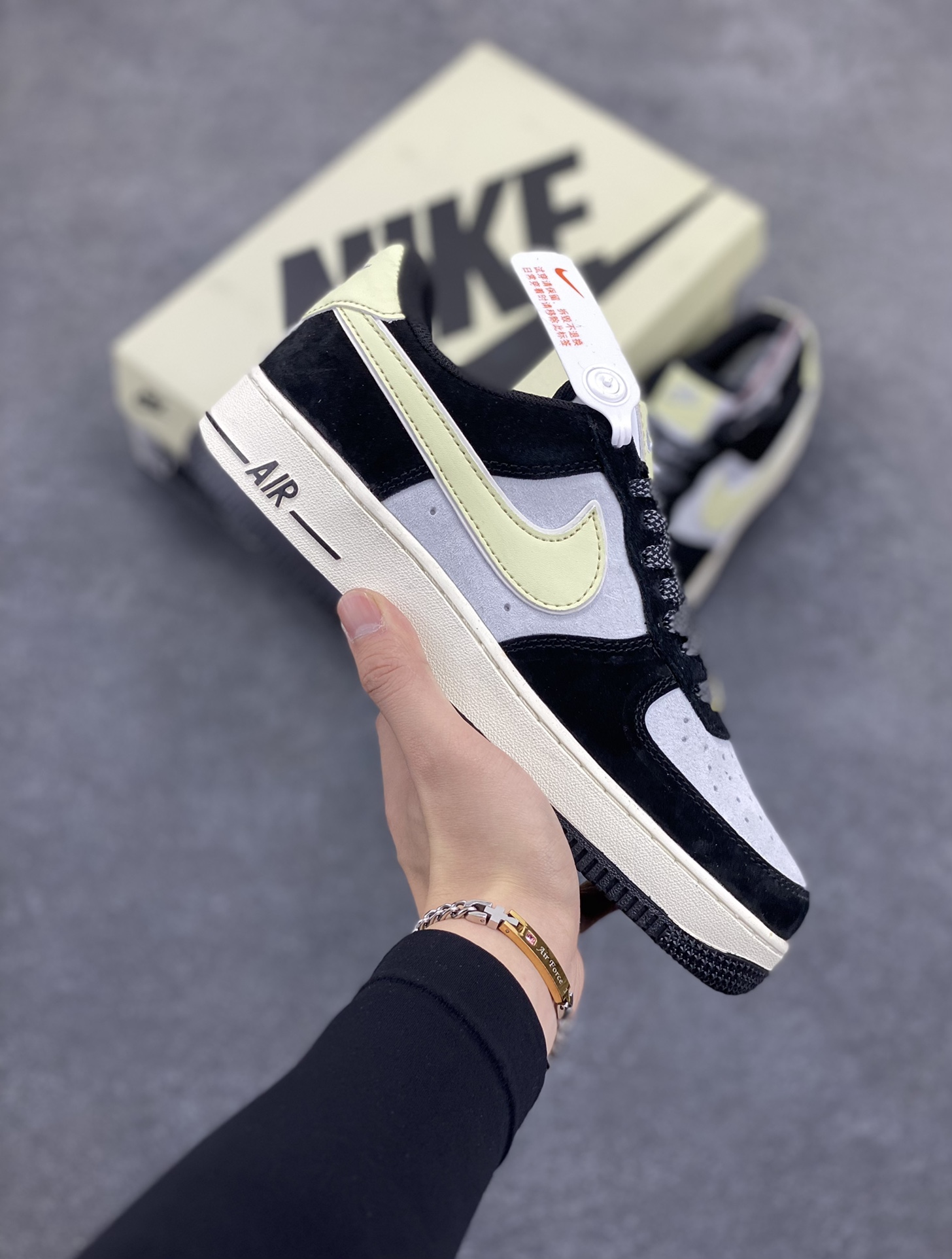 福利特价  Nike Air Force 1 Low ’07 奶油熊猫 麂皮空军一号低帮休闲板鞋 原厂麂皮 原楦原纸板 纯正版型 正品NFC感应芯片 高清洁度 内置全掌气垫 货号：DE0023-806 尺码：36 36.5 37.5 38 38.5 39 40 40.5 41 42 42.5 43 44 44.5 45-选品中心