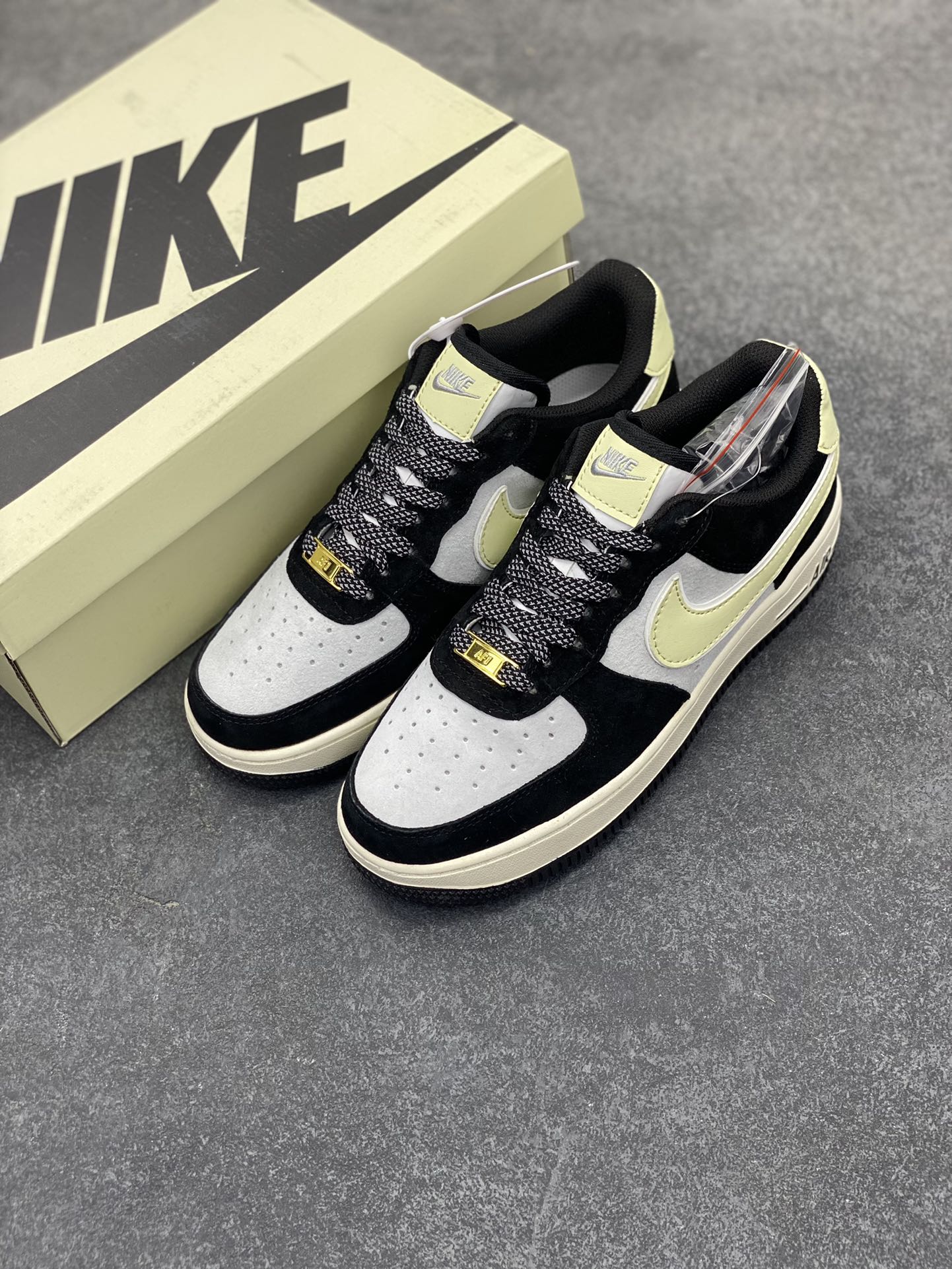 图片[8]-福利特价  Nike Air Force 1 Low ’07 奶油熊猫 麂皮空军一号低帮休闲板鞋 原厂麂皮 原楦原纸板 纯正版型 正品NFC感应芯片 高清洁度 内置全掌气垫 货号：DE0023-806 尺码：36 36.5 37.5 38 38.5 39 40 40.5 41 42 42.5 43 44 44.5 45-选品中心