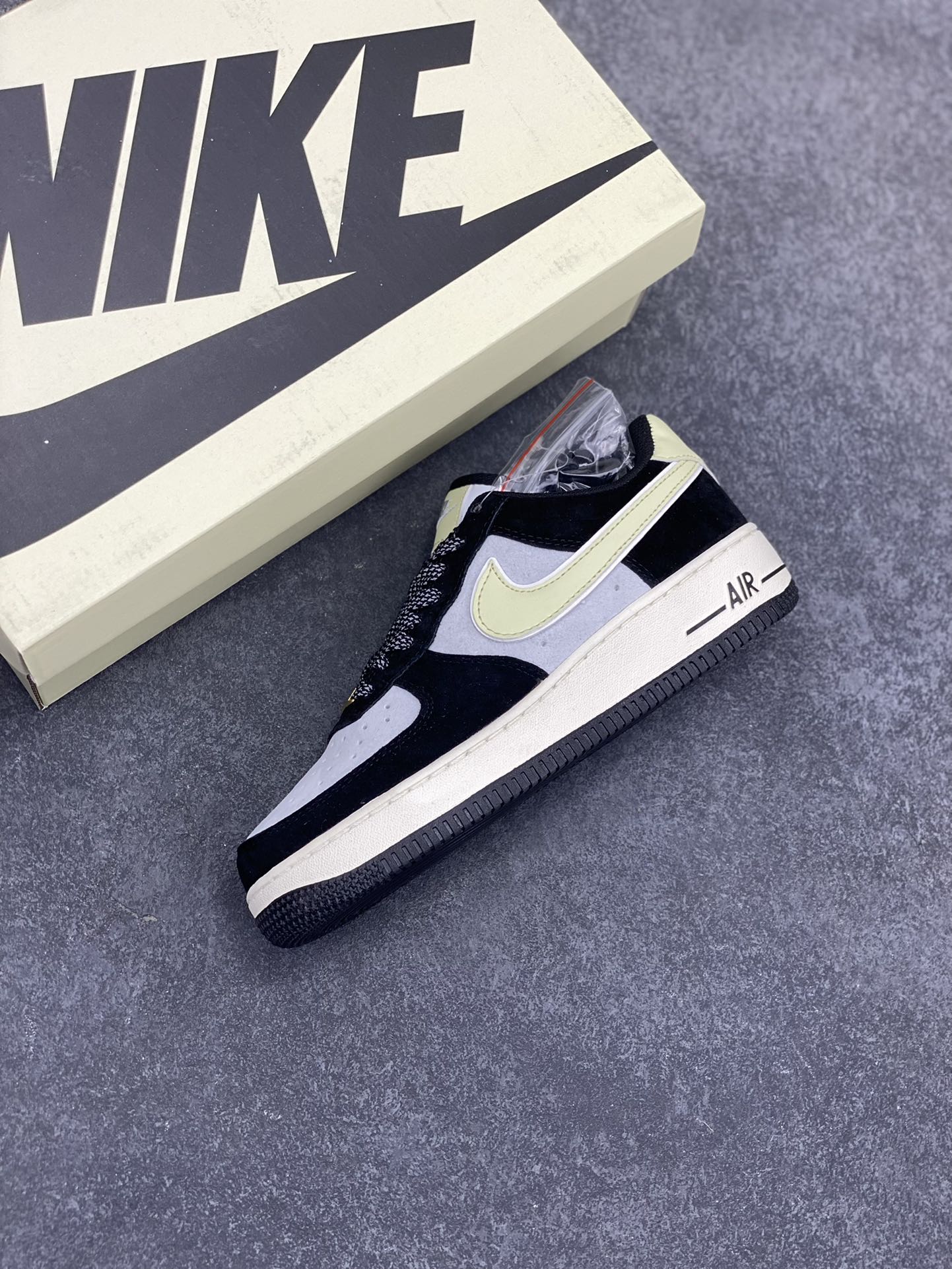 图片[7]-福利特价  Nike Air Force 1 Low ’07 奶油熊猫 麂皮空军一号低帮休闲板鞋 原厂麂皮 原楦原纸板 纯正版型 正品NFC感应芯片 高清洁度 内置全掌气垫 货号：DE0023-806 尺码：36 36.5 37.5 38 38.5 39 40 40.5 41 42 42.5 43 44 44.5 45-选品中心