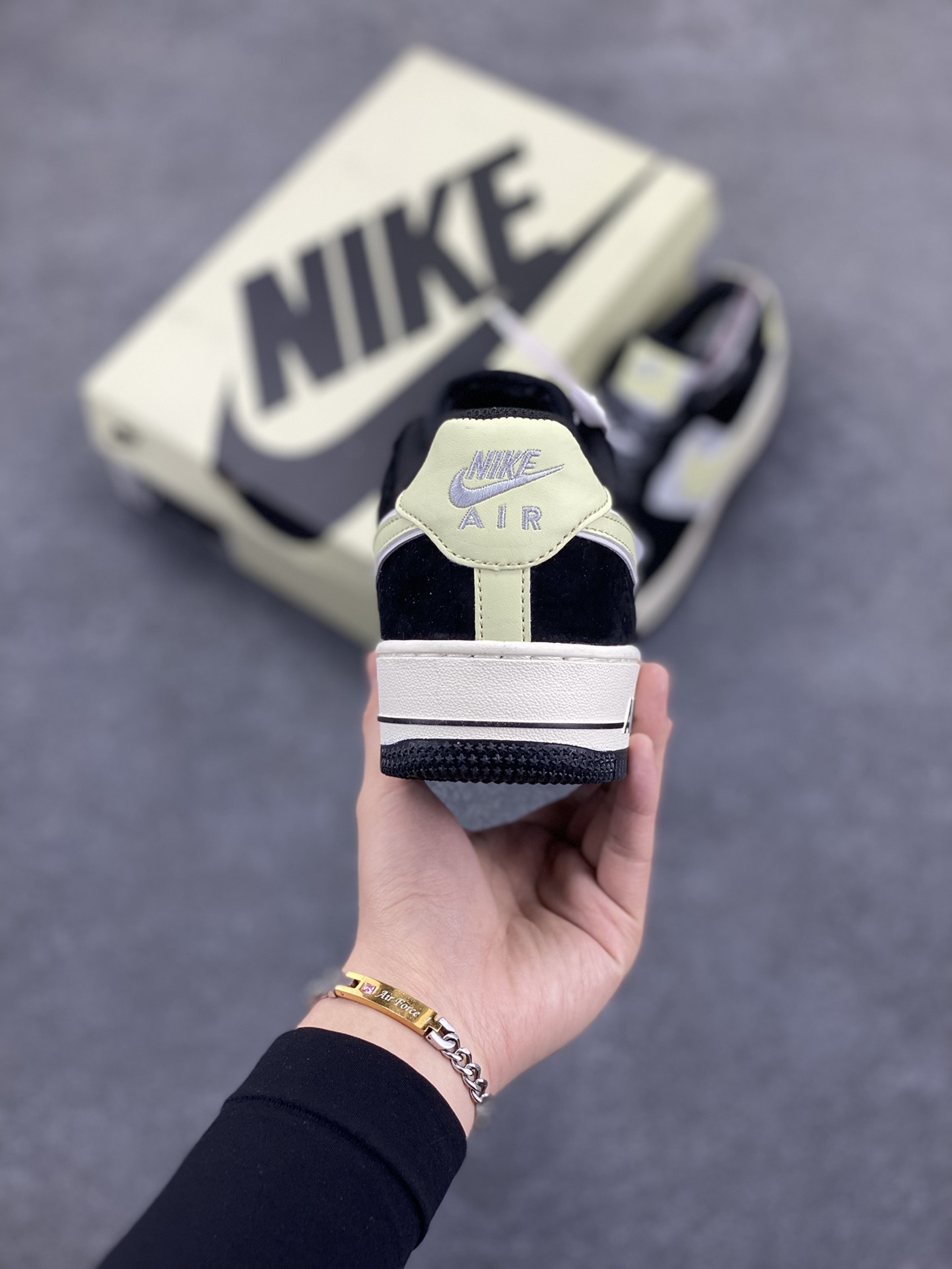 图片[4]-福利特价  Nike Air Force 1 Low ’07 奶油熊猫 麂皮空军一号低帮休闲板鞋 原厂麂皮 原楦原纸板 纯正版型 正品NFC感应芯片 高清洁度 内置全掌气垫 货号：DE0023-806 尺码：36 36.5 37.5 38 38.5 39 40 40.5 41 42 42.5 43 44 44.5 45-选品中心