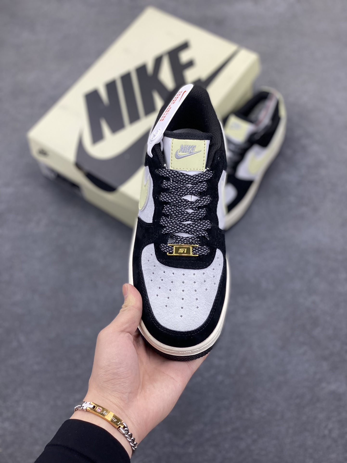图片[2]-福利特价  Nike Air Force 1 Low ’07 奶油熊猫 麂皮空军一号低帮休闲板鞋 原厂麂皮 原楦原纸板 纯正版型 正品NFC感应芯片 高清洁度 内置全掌气垫 货号：DE0023-806 尺码：36 36.5 37.5 38 38.5 39 40 40.5 41 42 42.5 43 44 44.5 45-选品中心