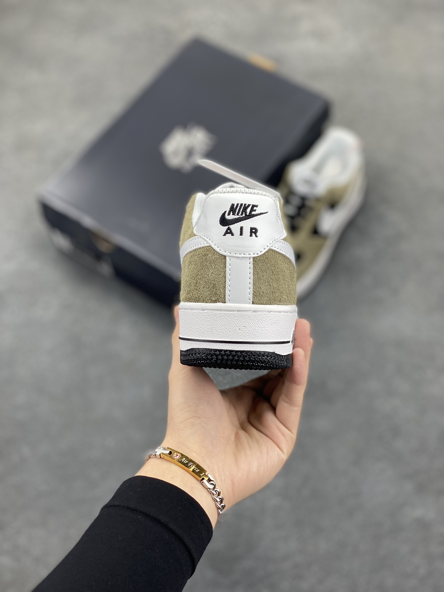 图片[4]-福利特价   Nike Air Force 1 Low 麂皮绿 低帮空军一号休闲板鞋 定制皮料 原楦原纸板 纯正空军版型 高清洁度 内置全掌气垫 货号：AV0383-225 尺码：36 36.5 37.5 38 38.5 39 40 40.5 41 42 42.5 43 44 44.5 45-选品中心