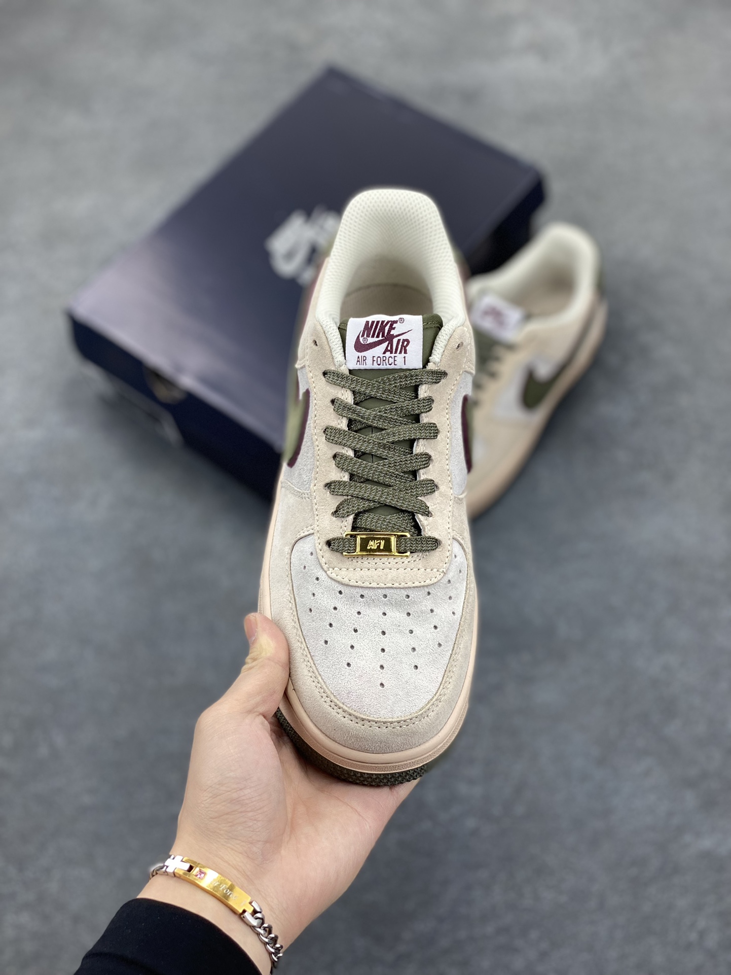 图片[2]-福利特价   Nike Air Force 1 Low 灰绿全麂皮低帮空军一号休闲板鞋 定制皮料 原楦原纸板 纯正空军版型 高清洁度 内置全掌气垫 货号：AV0383-227 尺码：36 36.5 37.5 38 38.5 39 40 40.5 41 42 42.5 43 44 44.5 45-选品中心