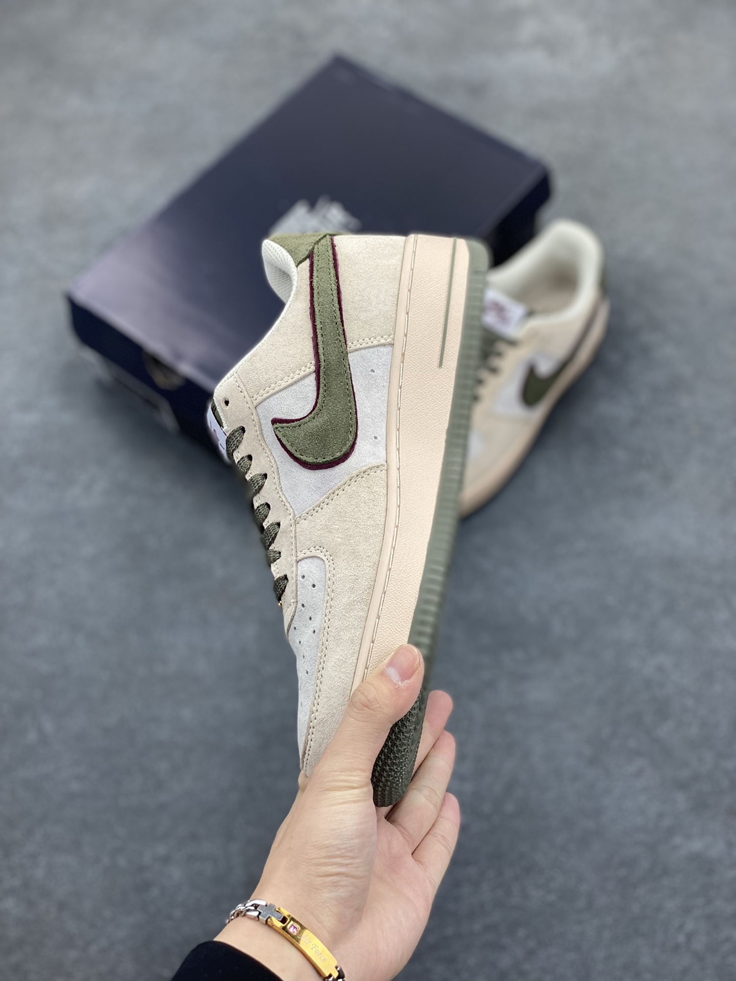 图片[3]-福利特价   Nike Air Force 1 Low 灰绿全麂皮低帮空军一号休闲板鞋 定制皮料 原楦原纸板 纯正空军版型 高清洁度 内置全掌气垫 货号：AV0383-227 尺码：36 36.5 37.5 38 38.5 39 40 40.5 41 42 42.5 43 44 44.5 45-选品中心