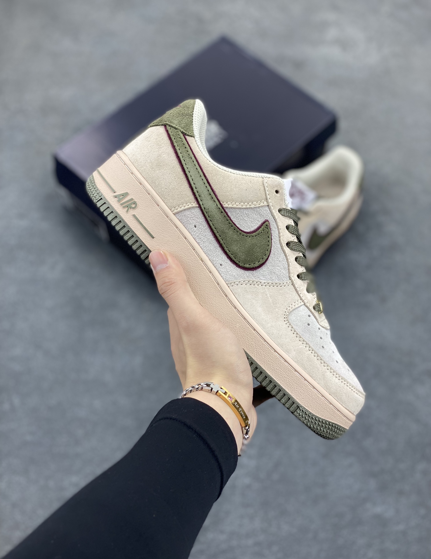 福利特价   Nike Air Force 1 Low 灰绿全麂皮低帮空军一号休闲板鞋 定制皮料 原楦原纸板 纯正空军版型 高清洁度 内置全掌气垫 货号：AV0383-227 尺码：36 36.5 37.5 38 38.5 39 40 40.5 41 42 42.5 43 44 44.5 45-选品中心