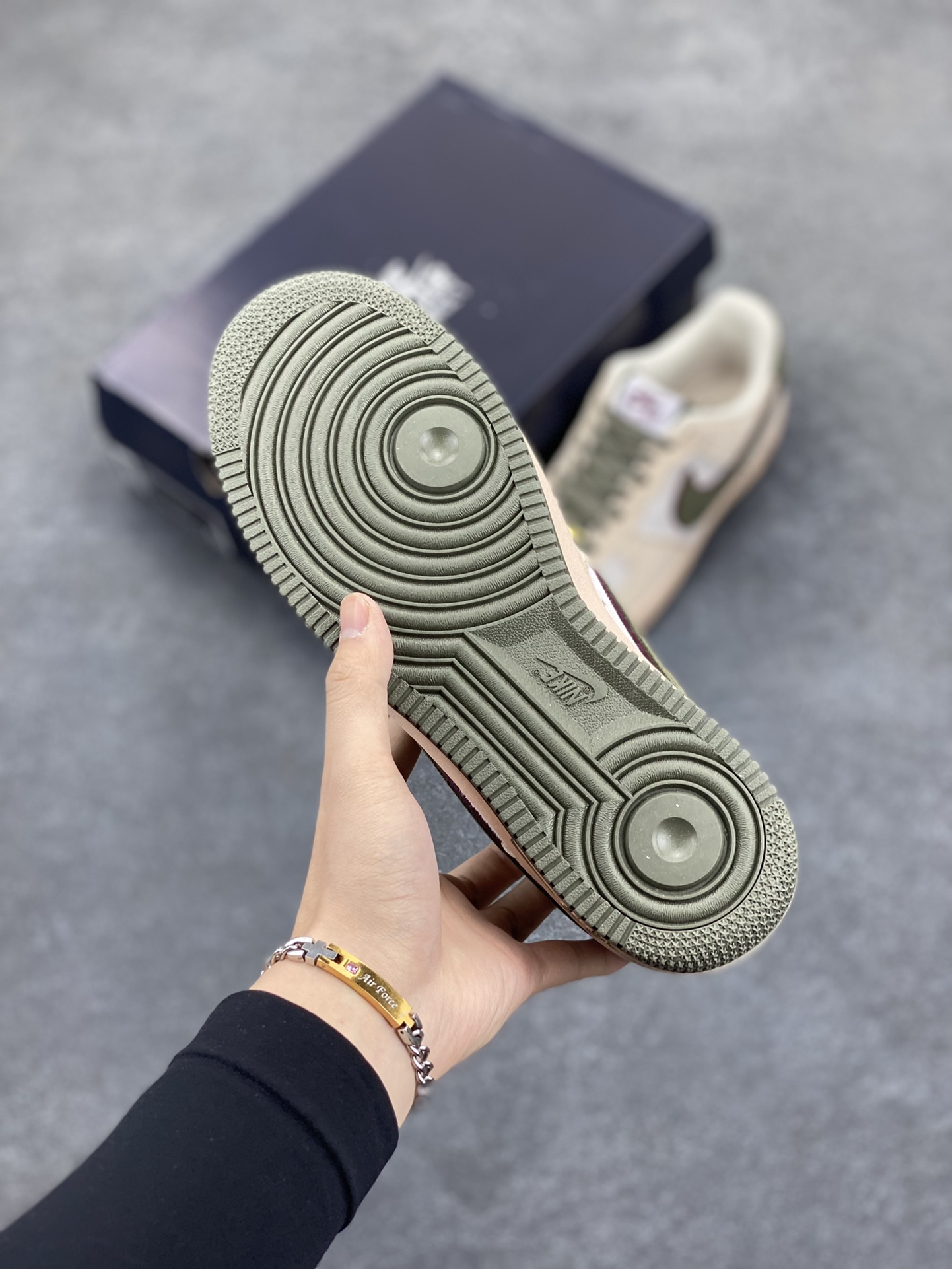 图片[5]-福利特价   Nike Air Force 1 Low 灰绿全麂皮低帮空军一号休闲板鞋 定制皮料 原楦原纸板 纯正空军版型 高清洁度 内置全掌气垫 货号：AV0383-227 尺码：36 36.5 37.5 38 38.5 39 40 40.5 41 42 42.5 43 44 44.5 45-选品中心