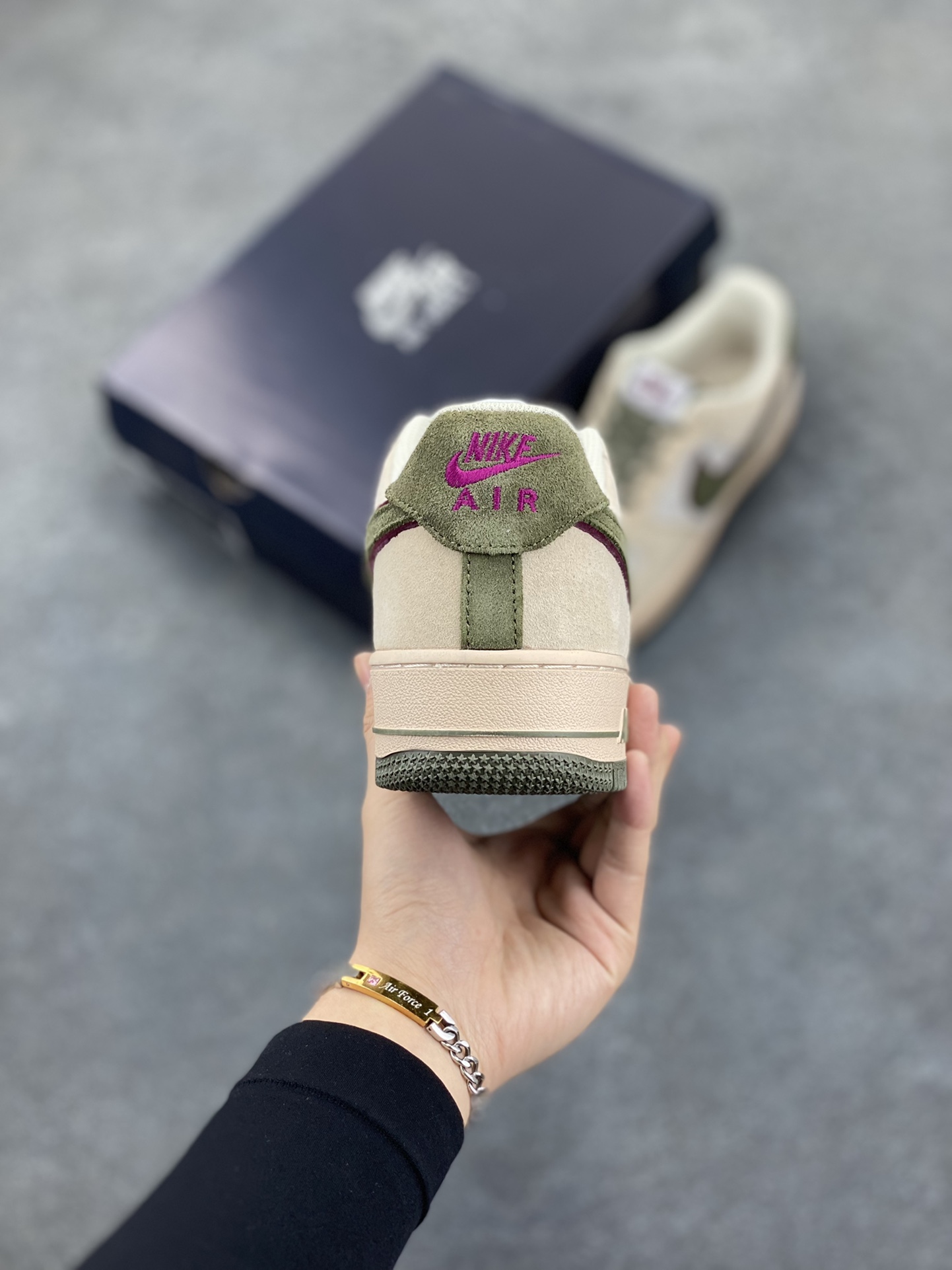 图片[4]-福利特价   Nike Air Force 1 Low 灰绿全麂皮低帮空军一号休闲板鞋 定制皮料 原楦原纸板 纯正空军版型 高清洁度 内置全掌气垫 货号：AV0383-227 尺码：36 36.5 37.5 38 38.5 39 40 40.5 41 42 42.5 43 44 44.5 45-选品中心