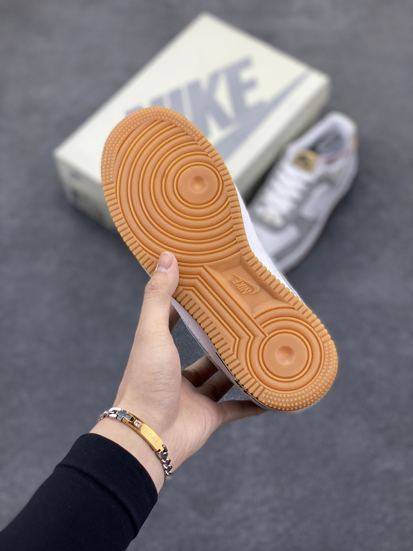 图片[5]-福利特价  Nike Air Force 1 Low ’07 灰黄 麂皮 空军一号低帮休闲板鞋 原厂麂皮 原楦原纸板 纯正版型 高清洁度 内置全掌气垫 货号：DE0099-005 尺码：36 36.5 37.5 38 38.5 39 40 40.5 41 42 42.5 43 44 44.5 45-选品中心