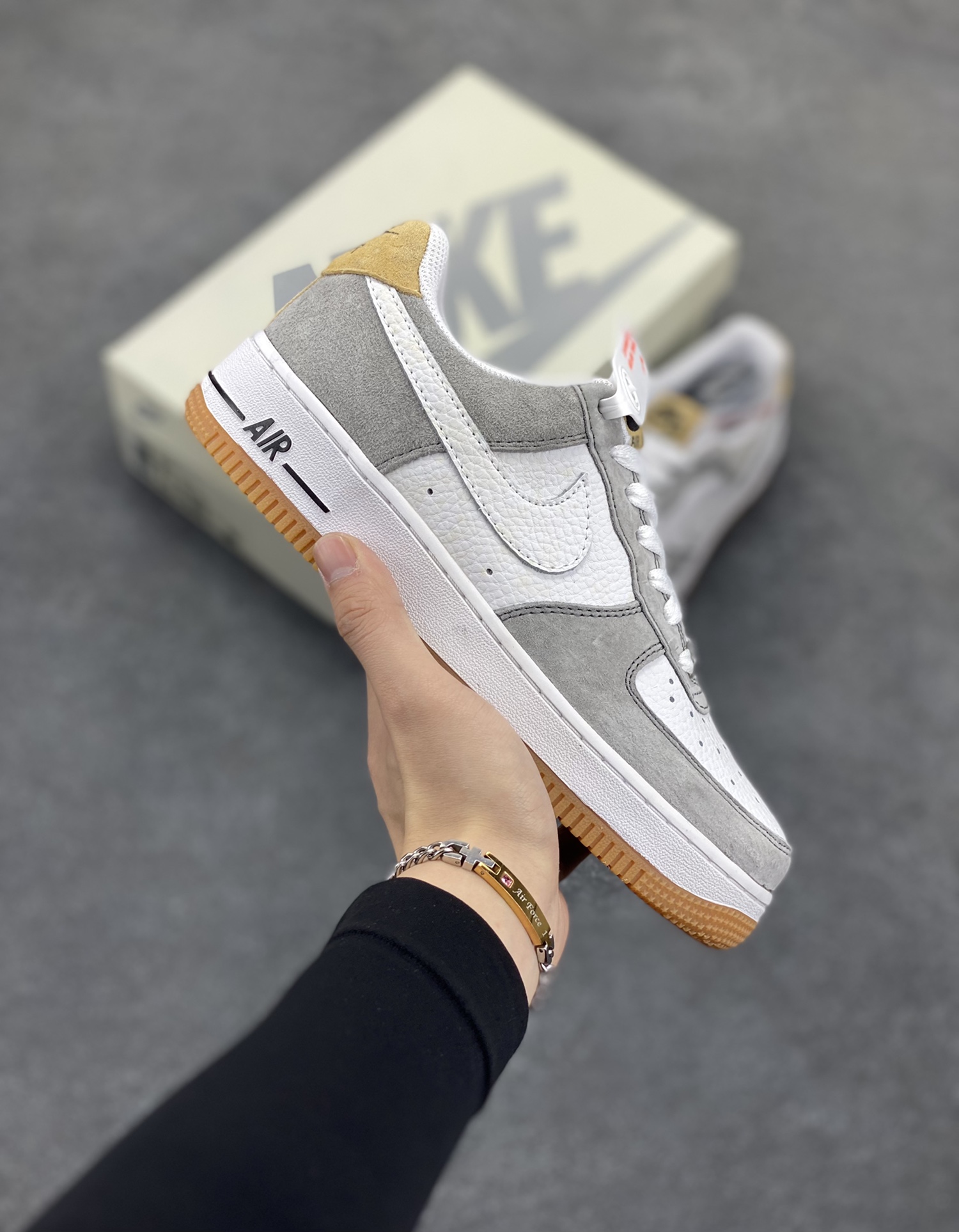 福利特价  Nike Air Force 1 Low ’07 灰黄 麂皮 空军一号低帮休闲板鞋 原厂麂皮 原楦原纸板 纯正版型 高清洁度 内置全掌气垫 货号：DE0099-005 尺码：36 36.5 37.5 38 38.5 39 40 40.5 41 42 42.5 43 44 44.5 45-选品中心