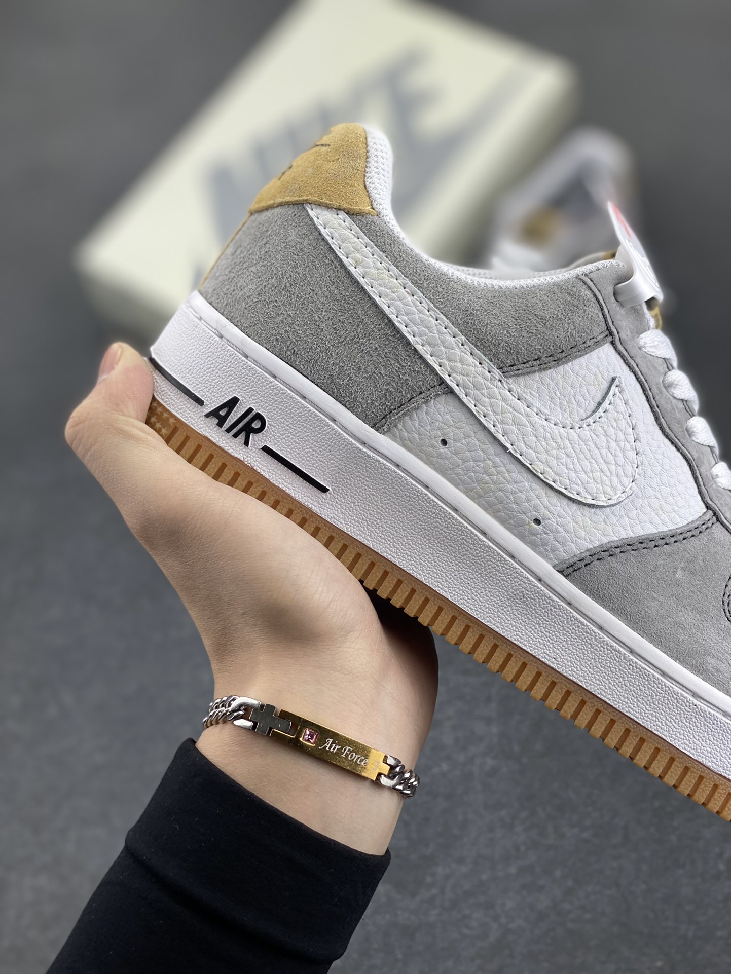 图片[6]-福利特价  Nike Air Force 1 Low ’07 灰黄 麂皮 空军一号低帮休闲板鞋 原厂麂皮 原楦原纸板 纯正版型 高清洁度 内置全掌气垫 货号：DE0099-005 尺码：36 36.5 37.5 38 38.5 39 40 40.5 41 42 42.5 43 44 44.5 45-选品中心