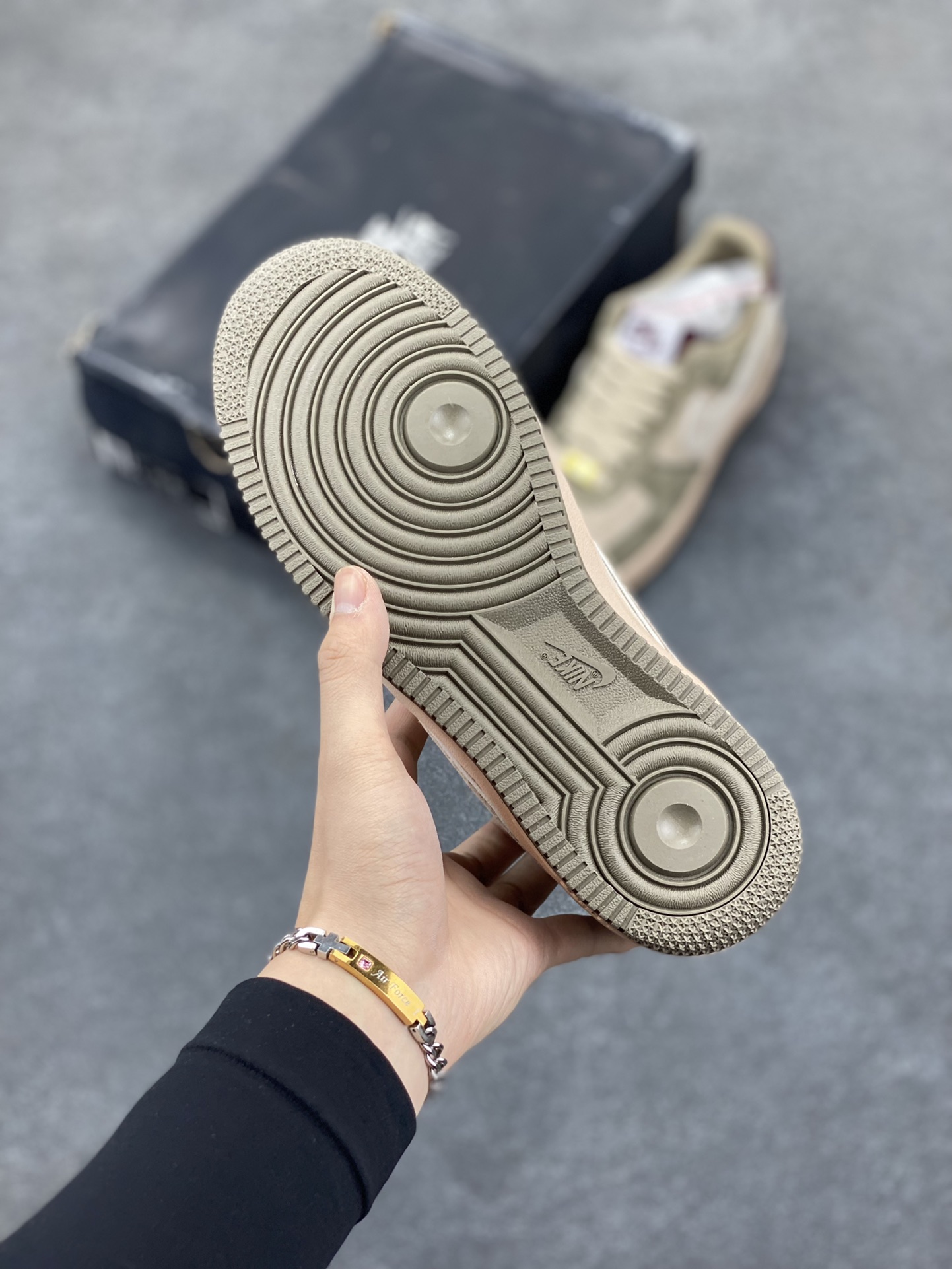 图片[5]-福利特价   Nike Air Force 1 Low 灰棕全麂皮低帮空军一号休闲板鞋 定制皮料 原楦原纸板 纯正空军版型 高清洁度 内置全掌气垫 货号：AV0383-229 尺码：36 36.5 37.5 38 38.5 39 40 40.5 41 42 42.5 43 44 44.5 45-选品中心