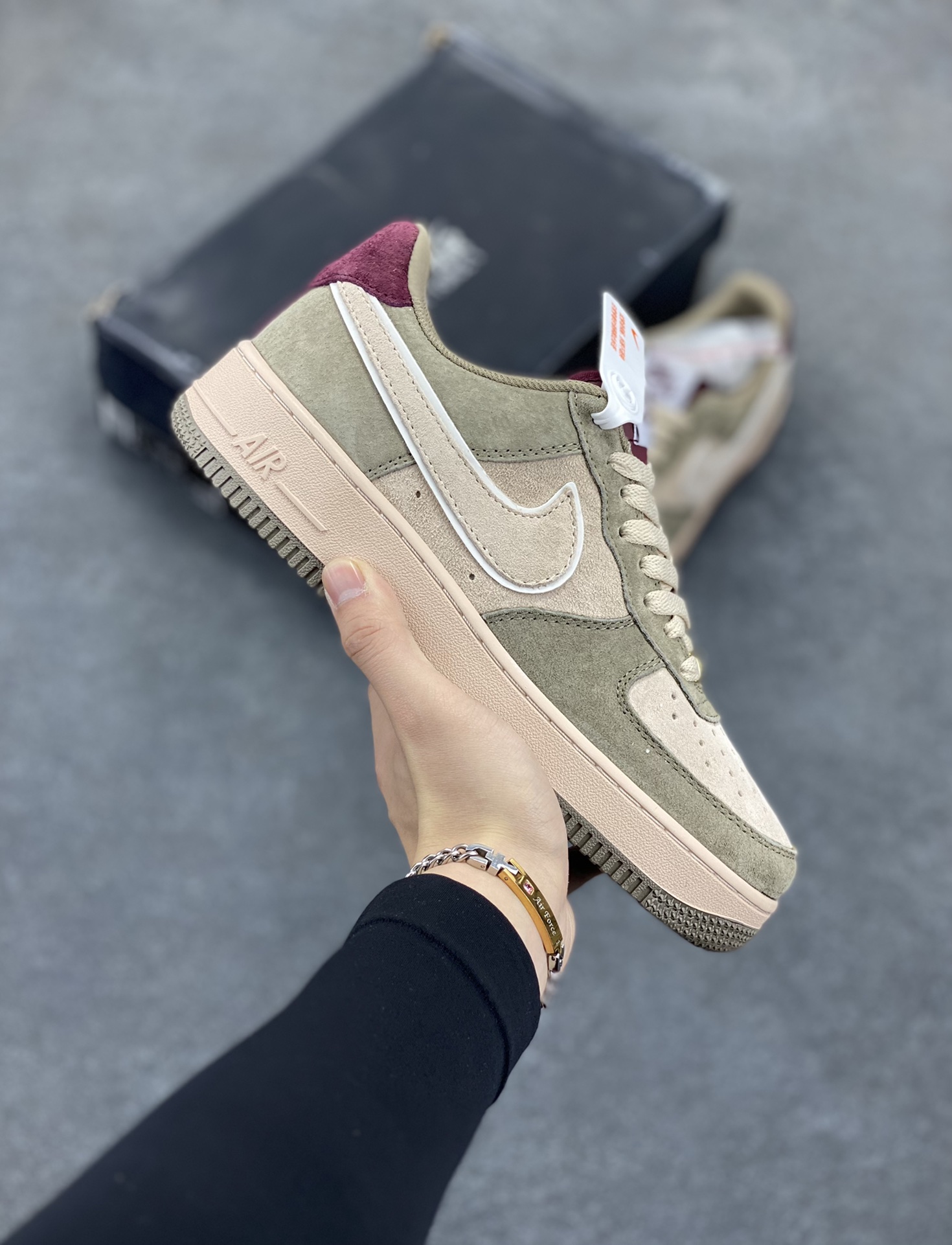 福利特价   Nike Air Force 1 Low 灰棕全麂皮低帮空军一号休闲板鞋 定制皮料 原楦原纸板 纯正空军版型 高清洁度 内置全掌气垫 货号:AV0383-229 尺码:36 36.5 37.5 38 38.5 39 40 40.5 41 42 42.5 43 44 44.5 45-选品中心