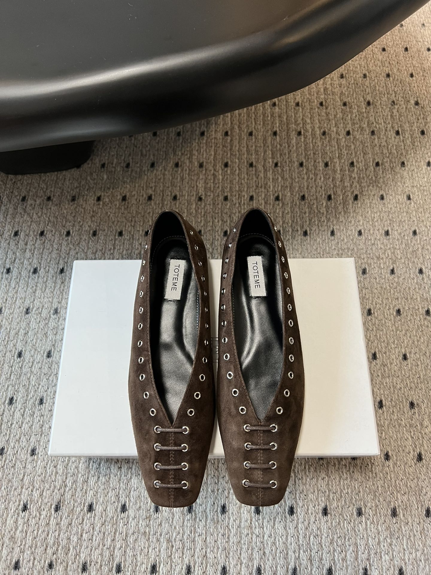 NO:225727,Toteme 25ss early spring new small square-toed suede flat loafers. This new model is really simple and high-end. The rivets and straps are avant-garde and fashionable. The niche and tasteful flat sole is simply comfortable. Wear it effortlessly!  Suede upper, outsole, leather, size 35-40 (40 custom made, non-return, inner sheepskin, loafers, loafers, sheepskin, chamois leather, Leather soles19860909Toteme 25ss早春新款小方头麂皮平底乐福鞋 这次的新款真的是简约又透入着高级 铆钉加绑带的设计前卫又时髦 小众有品味 平底简直舒适绝了.穿上它毫不费力的穿搭！ 鞋面麂皮 大底真皮大底 码数35-40（40定制不退换 内里羊皮,乐福鞋,loafers,sheepskin,chamois leather,Leather soles,Women's Shoes