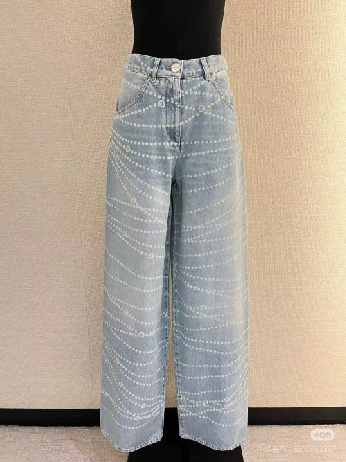 Pantalon Chanel en jean à jambes larges avec motif chaîne et logo CC 1 Pantalon Chanel en jean à jambes larges avec motif chaîne et logo CC