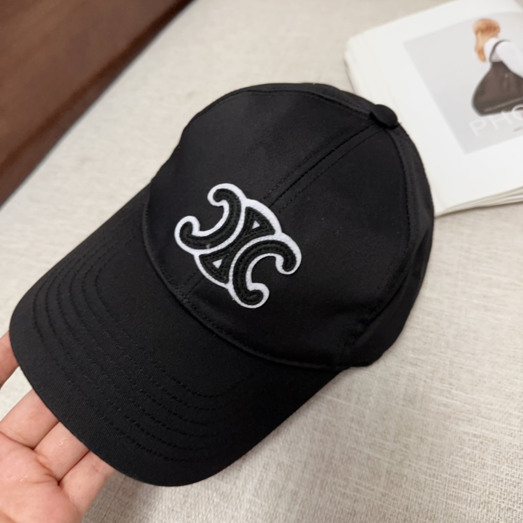 

𝗖𝗲𝗹𝗶𝗻 字母棒球帽  刺绣款鸭舌帽  一顶时尚的帽子可为整体的造型增添几分色彩！ 
情侣款 可调