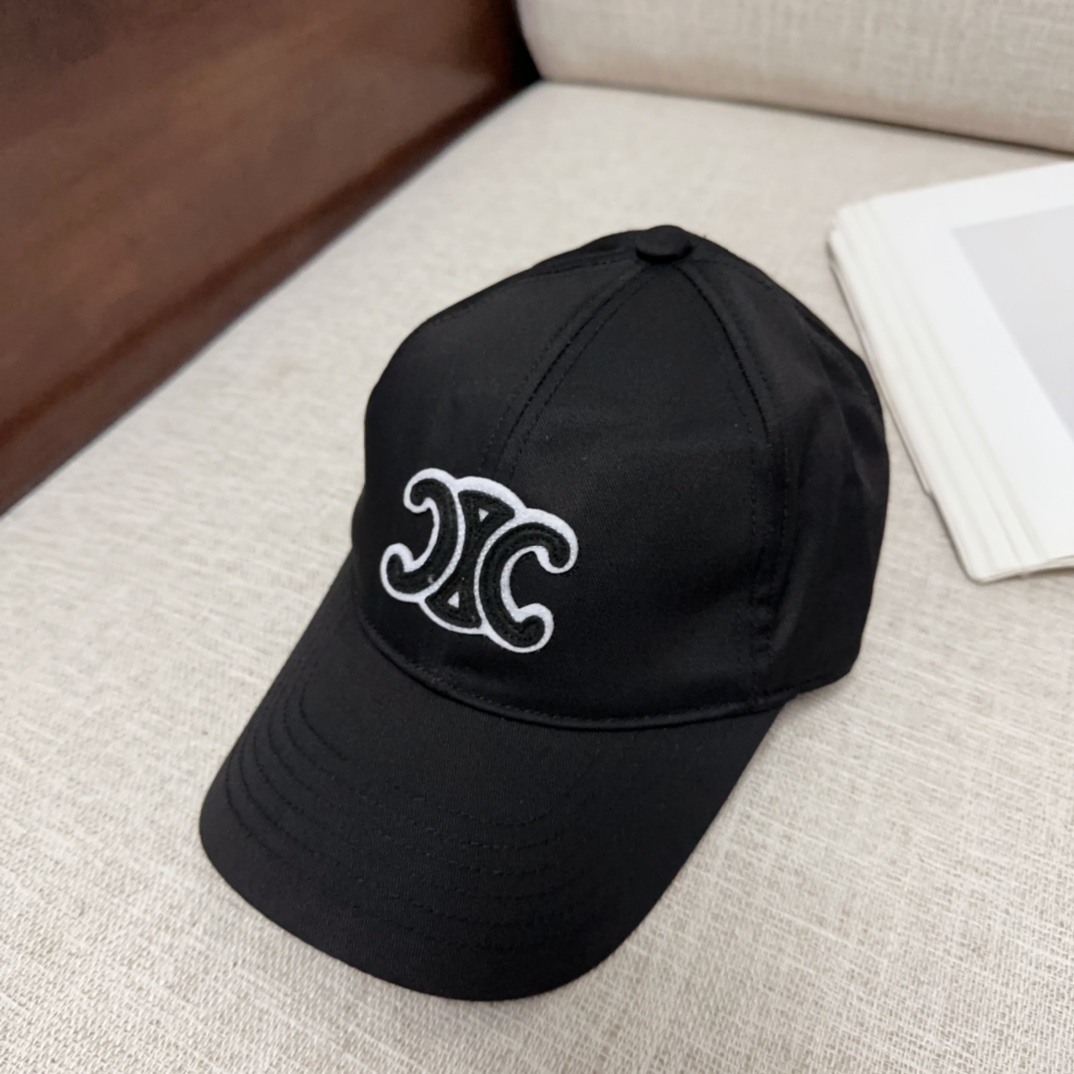 

𝗖𝗲𝗹𝗶𝗻 字母棒球帽  刺绣款鸭舌帽  一顶时尚的帽子可为整体的造型增添几分色彩！ 
情侣款 可调