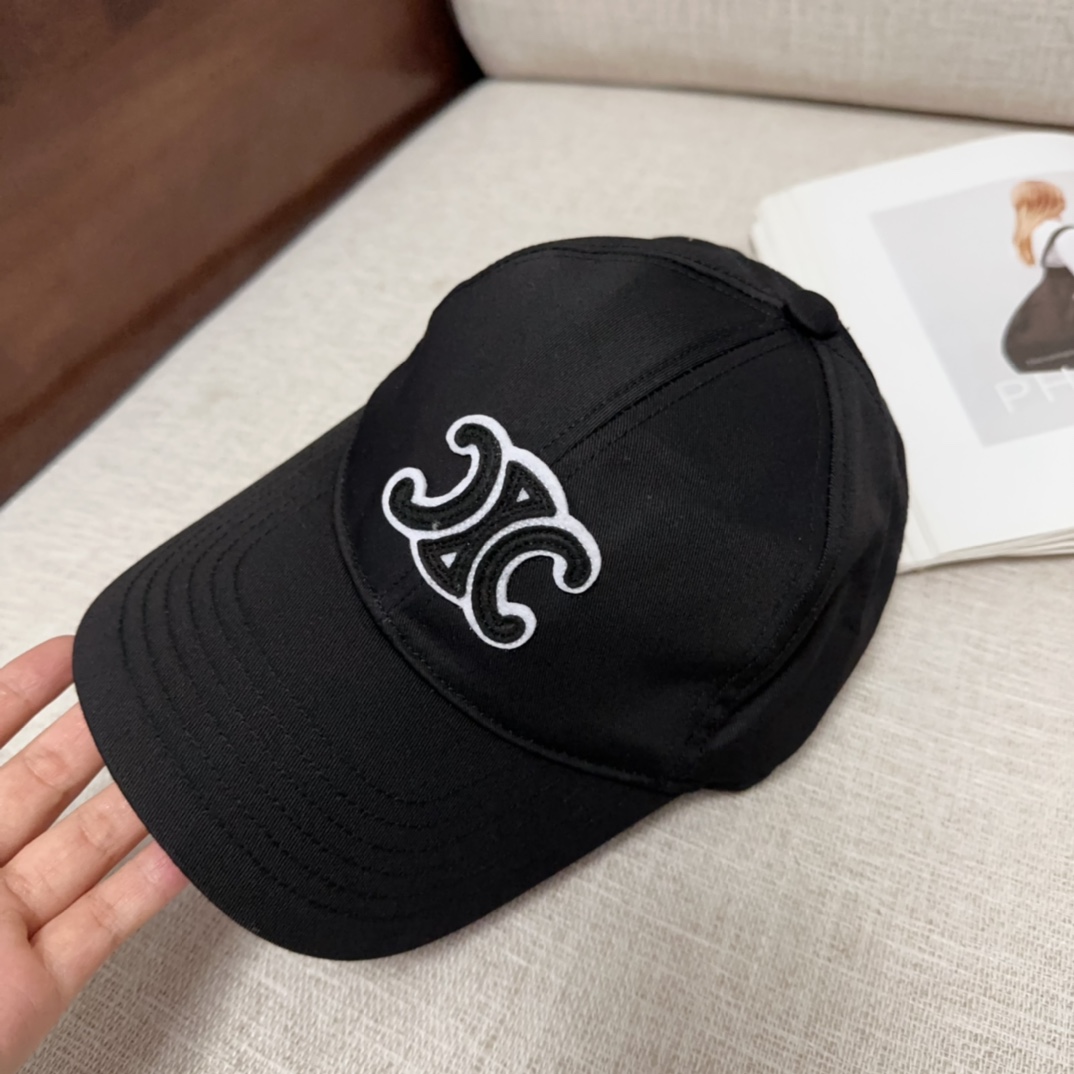 

𝗖𝗲𝗹𝗶𝗻 字母棒球帽  刺绣款鸭舌帽  一顶时尚的帽子可为整体的造型增添几分色彩！ 
情侣款 可调