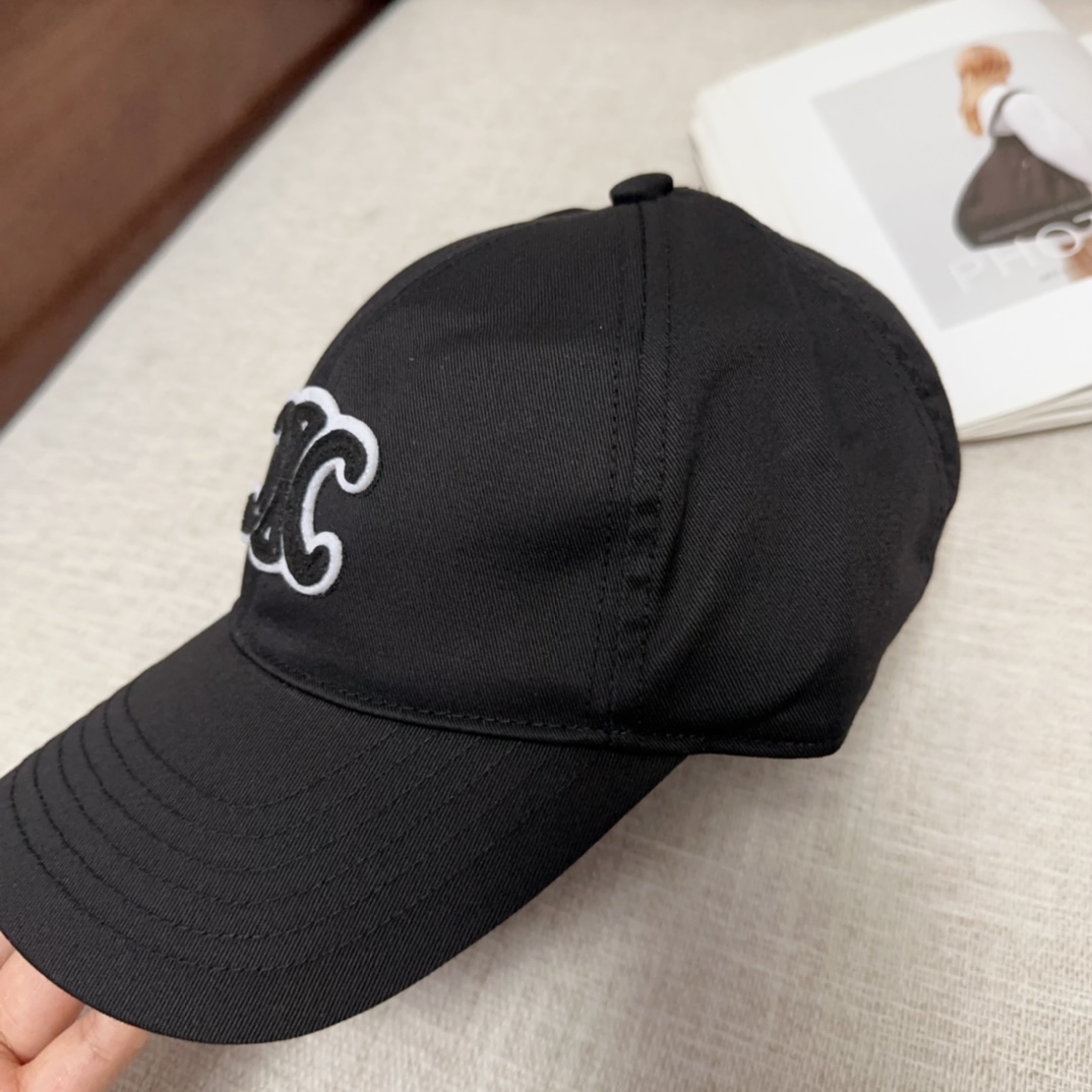 

𝗖𝗲𝗹𝗶𝗻 字母棒球帽  刺绣款鸭舌帽  一顶时尚的帽子可为整体的造型增添几分色彩！ 
情侣款 可调