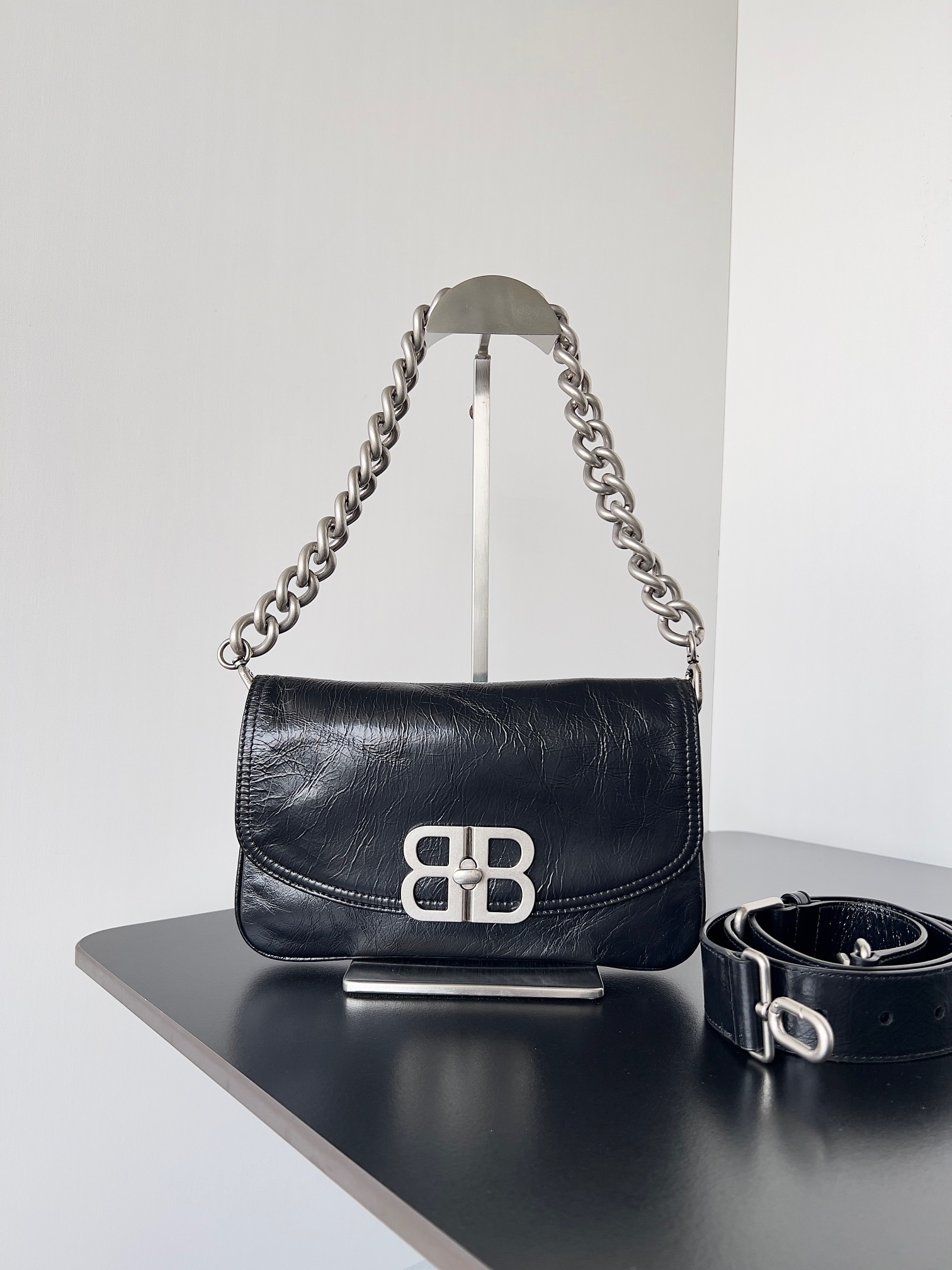 NO:205120,Genuine grade spot [small black silver buckle] bb soft crossbody | shoulder bag ◎Balenciaga has released a new bag, this bb soft looks simple and casual, neutral and cool, both men and women are super suitable, the feeling of being heart-warming at first glance, classic black, two sizes of the bag, each made of cowhide leather, paired with 1-day metal accessories, thick chain, very cool, the overall sense of simple and high-end. Wide shoulder strap design, after carrying it for a long time, you won't feel it slim ◎Shoulder strap and chain can be detached, a real bag with multiple backs ◎Generally speaking, the appearance is simple and sweet and salty, unisex, the bag has enough capacity, super-capacity, what reason do you don't like? Model number 748598 Size 14cm*23cm*3cm, Balenciaga, balenciaga, shoulder bags, cowhide19860909正品级 现货【小号黑色银扣】 bb soft 斜挎｜单肩包 ◎巴黎世家又出新包包啦,这款bb soft外观简单休闲又中性酷飒,男女都超合适,一眼就心动的感觉包包经典黑色,大小两个尺寸司,采用牛皮革每比较耐造,搭配做1日金属配件,链条粗粗的一根,非常酷,整体呈简约的高级感 宽肩带设计,背久了,也不会觉得勒 ◎肩带和链条都可拆卸,真正的一包多背 ◎总的来说,外观简约甜可盐 西,男女皆宜,包包容量足,超能装,有什么理由不爱呢 款号748598 尺寸小号14cm*23cm*3cm,巴黎世家,balenciaga,shoulder bags,cowhide,Bag