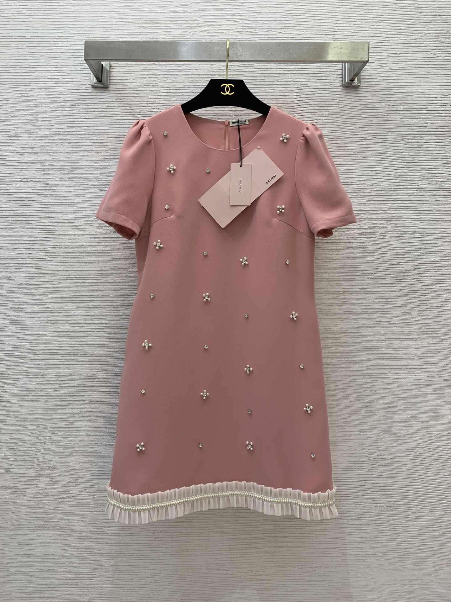 NO:322928,Model number G25030688 MIUMI*Miaojia new model Heavy industry pearl diamond inlaid with decoration contrasting lace fitting waist to make it look slim puff sleeve round neck short-sleeved dress!  Black, pink, (M size bust 92, sleeve length 22, waist 84, skirt length 87) hair, miumiu, skirt, T-shirt, alexander wang19860909款号G25030688 MIUMI*缪家新款 重工珍珠镶钻装饰撞色花边拼接收腰显瘦泡泡袖圆领短袖连衣裙！黑色、粉色、（M码胸围92,袖长22,腰围84,裙长87）发,,miumiu,skirts,T-shirt,alexander wang,Women's clothing