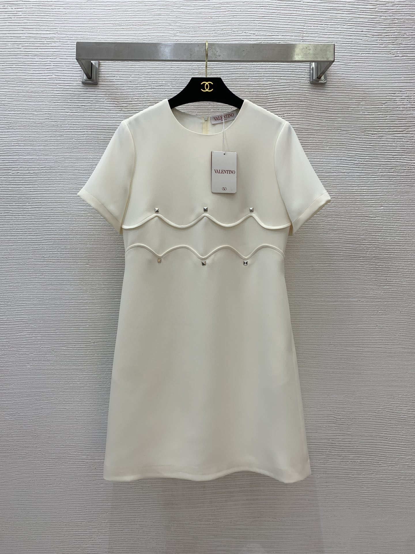 NO:322340,Model number G25030549 VALENTIN*O Warren Home New High-end Customized Wave Pattern Rivet Decorated Slim and Slim Short-sleeved Dress!  Apricot, black, (M size bust 90, sleeve length 28, skirt length, valentino, valentino, skirt, T-shirt, alexander wang19860909款号G25030549 VALENTIN*O华伦家新款 高端定制波浪纹拼接铆钉装饰修身显瘦短袖连衣裙！杏色、黑色、（M码胸围90,袖长28,裙长,,valentino,valentino,skirts,T-shirt,alexander wang,Women's clothing