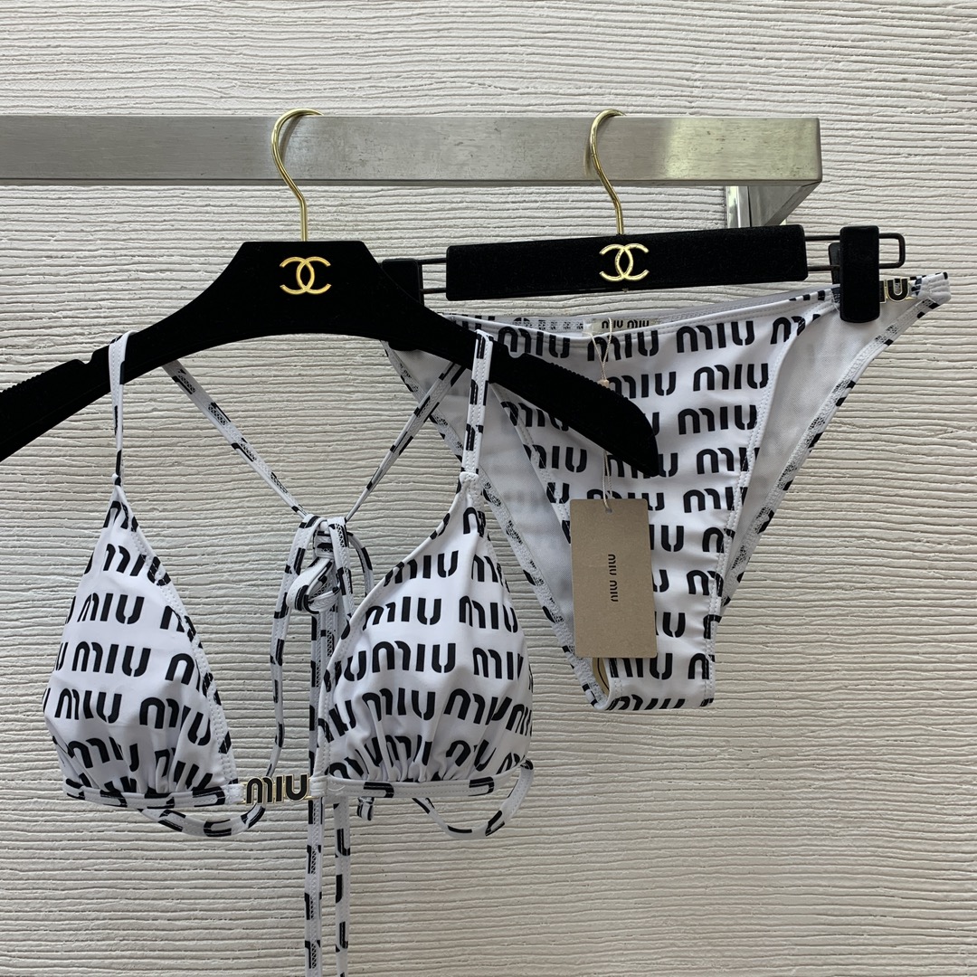NO:322326,Model number D25030548 MIUMI*Miaojia new style, full-letter logo printed sexy bikini split swimsuit (with chest pad) triangle halter neck bra underwear triangle underwear!  A must-have for a hot spring pool on the beach!  black, white, miumiu, swimsuits, bikinis, alexander wang19860909款号D25030548 MIUMI*缪家新款 满身字母logo印花性感比基尼分体泳衣（带胸垫）三角标挂脖文胸内衣三角内裤！海边度假温泉泳池必备！黑色、白色、,,miumiu,swimsuits,bikinis,alexander wang,Women's clothing