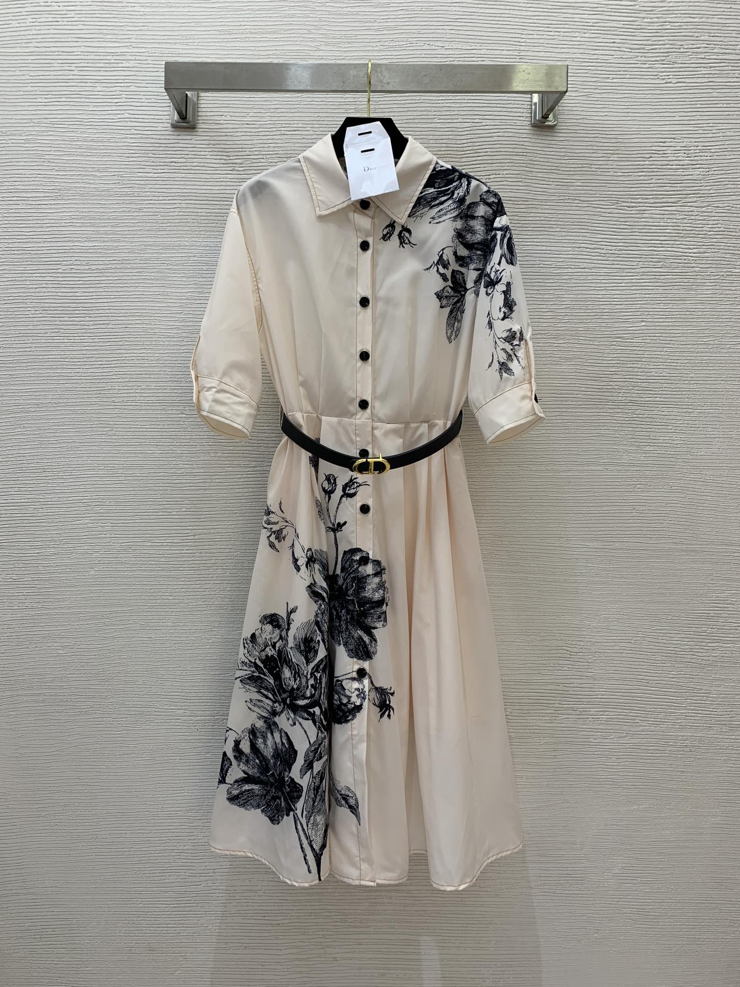 NO:321761,Model number D25030459 Dio* new model ink printed buckle placket lapel waist slimming five-point sleeve large-sleeved dress with belt!  Apricot color, (M size shoulder width 45, sleeve length 31, bust 98, waist 72, skirt length 111) hair, dior, skirt 1, alexander wang19860909款号D25030459 Dio*新款 水墨印花系扣开襟翻领收腰显瘦五分袖大摆连衣裙配腰带！杏色,（M码肩宽45,袖长31,胸围98,腰围72,裙长111）发,,dior,skirts,alexander wang,Women's clothing