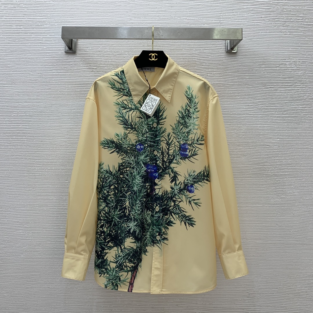 NO:321773,Model number D25030428 The same style as men and women, LOEW*E new style, poster and magazine star Yang Mi, same style as pine pattern printed loose fashion button lapel long sleeve cotton shirt!  (M size shoulder width 50, bust 116, sleeve length 58, front garment length 74/76) hair, loewe, alexander wang19860909款号D25030428 男女同款LOEW*E新款 海报杂志明星杨幂同款松树图案印花宽松时尚系扣翻领长袖棉质衬衣！（M码肩宽50,胸围116,袖长58,前衣长74/76）发,,loewe,alexander wang,Women's clothing