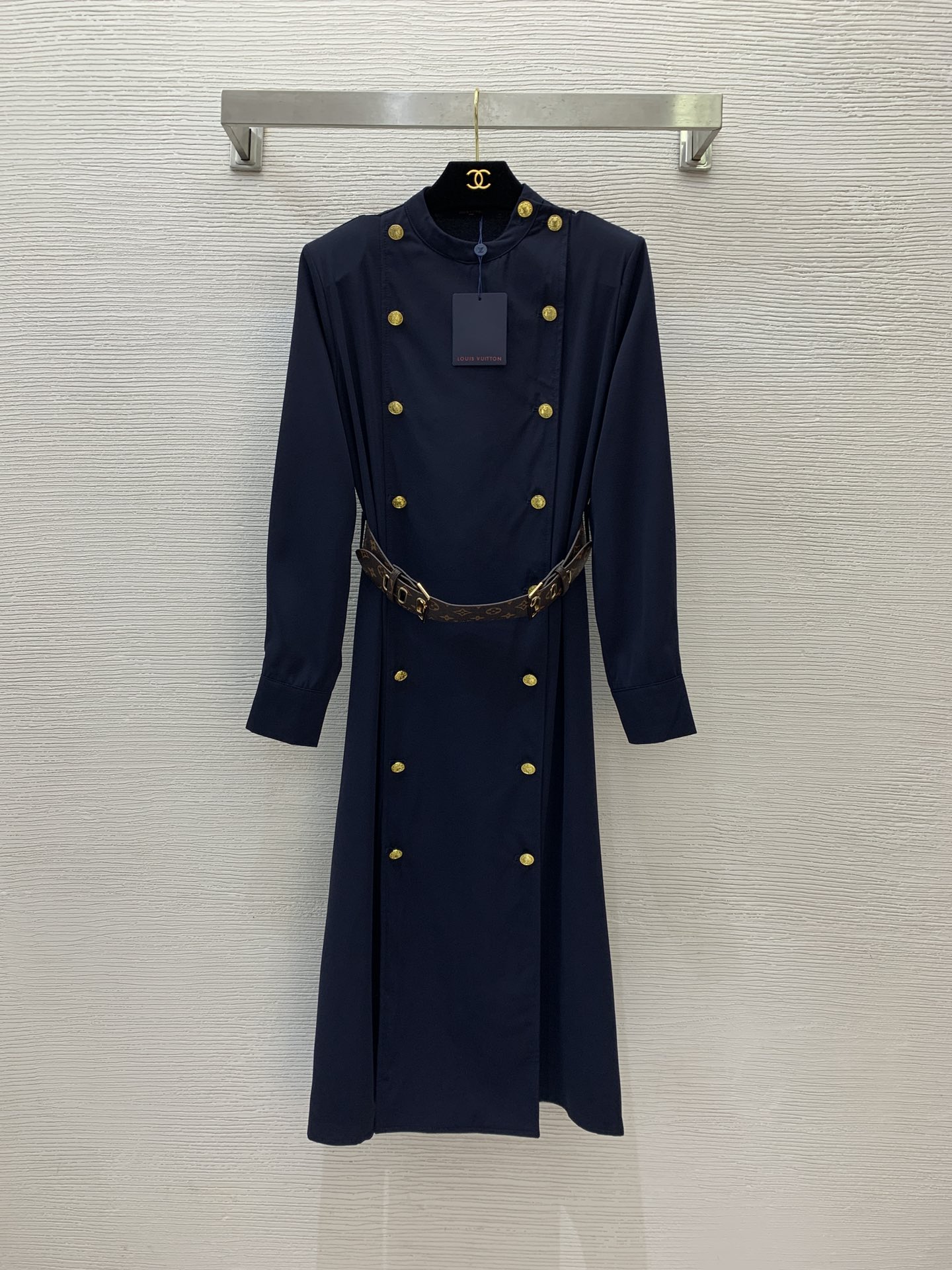 NO:321755,Model number D25030458 LOUIS*Dujia LV new style, elegant and capable double-breasted gold buckle with presbyopia belt waist-hugging and long-sleeved dress!  Navy blue, (M size shoulder width 41, bust 104, sleeve length 60, skirt length 11, louis vuitton, louis vuitton, louis vuitton, louis vuitton, skirts, alexander wang19860909款号D25030458 LOUIS*驴家LV新款 气质干练双排扣金扣搭配老花腰带收腰显瘦长袖连衣裙！藏蓝色,（M码肩宽41,胸围104,袖长60,裙长11,,louis vuitton,louis vuitton,louis vuitton,louis vuitton,skirts,alexander wang,Women's clothing