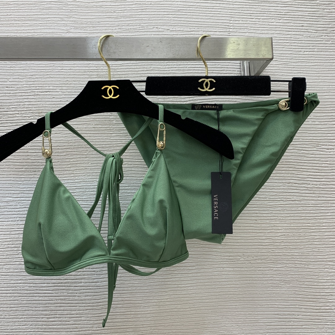 NO:322323,Model number D25030576 VERSAC*E Home New Style Customized Medusa Pin Mediterrane Accessories Decorated Fashion Sexy Lingerie Set!  Triangle cup halter neck bra underwear briefs bikini split swimsuit!  A must-have for a hot spring pool on the beach!  red, green, black, hair, versace, swimsuits, bikinis, alexander wang19860909款号D25030576 VERSAC*E家新款 定制美杜莎别针金属配件装饰时尚性感内衣套装！三角杯挂脖文胸内衣三角内裤比基尼分体泳衣！海边度假温泉泳池必备！红色、绿色、黑色、 ,发,,versace,swimsuits,bikinis,alexander wang,Women's clothing