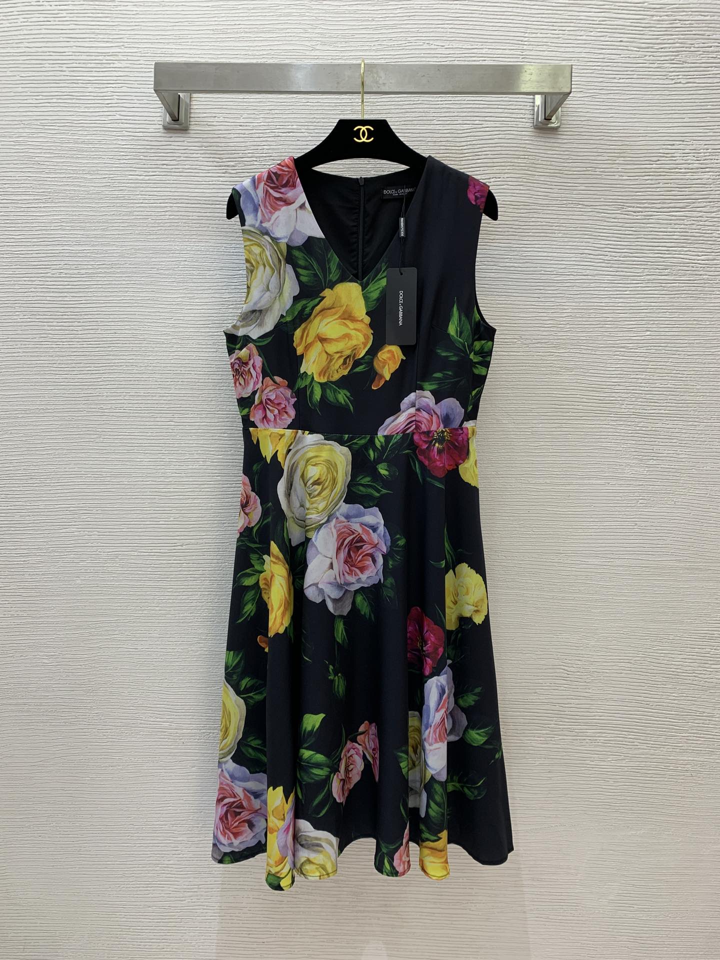 NO:322328,Model number D25030585 Dolce & Gabbana DG new style, colorful flower green leaf print, waist-hugging and slimming large skirt sleeveless vest dress!  (M size shoulder width 37, bust 88, waist 72, skirt length 103) Hair 1, Dolce & Gabbana, skirts, alexander wang19860909款号D25030585 杜嘉班纳DG新款 彩色花朵绿叶印花收腰显瘦大裙摆无袖背心连衣裙！（M码肩宽37,胸围88,腰围72,裙长103）发1,,Dolce&Gabbana,skirts,alexander wang,Women's clothing