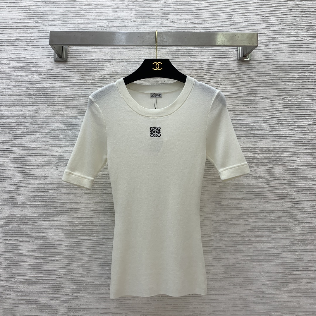 NO:322332,Model number G25030568 LOEW*E 25 new summer style, embroidered logo on the chest, slim and short-sleeved sweater top!  Off-white, black, (M size bust 60, sleeve length 24, clothing length 59), loewe, T-shirt, alexander wang19860909款号G25030568 LOEW*E 25夏季新款 胸前刺绣徽标修身显瘦短袖针织衫上衣！米白色、黑色、（M码胸围60,袖长24,衣长59）,,loewe,T-shirt,alexander wang,Women's clothing