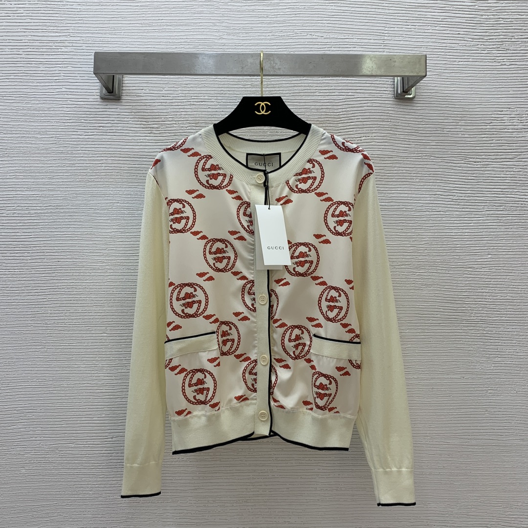 NO:322334,Model number D25030519 GUCC* newest style interlocking GG chain striped printed logo emulated silk satin spliced ​​button round neck long sleeve knitted cardigan top!  Apricot color, (M size shoulder width 40, bust 100, sleeve length 57, clothing length 55), gucci, real silk, alexander wang19860909款号D25030519 GUCC*新款 互扣GG链条纹印花logo仿真丝缎拼接系扣圆领长袖针织开衫上衣！杏色,（M码肩宽40,胸围100,袖长57,衣长55）,,gucci,real silk,alexander wang,Women's clothing