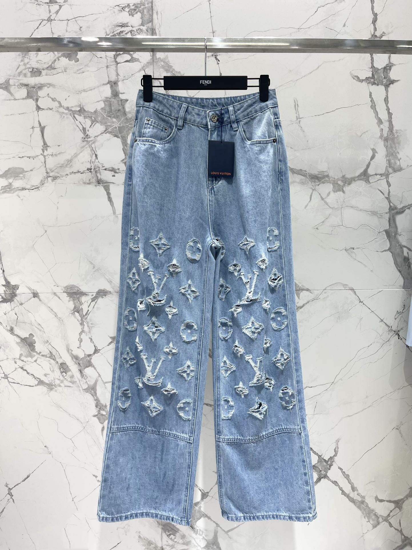 𝗟𝗢𝗨𝗜𝗦 𝗩𝗨𝗜𝗧𝗧𝗢* 驴家新款字母花卉破坏剪花水洗牛仔裤

那独特的剪花设计深深吸引了！🌼每一朵精