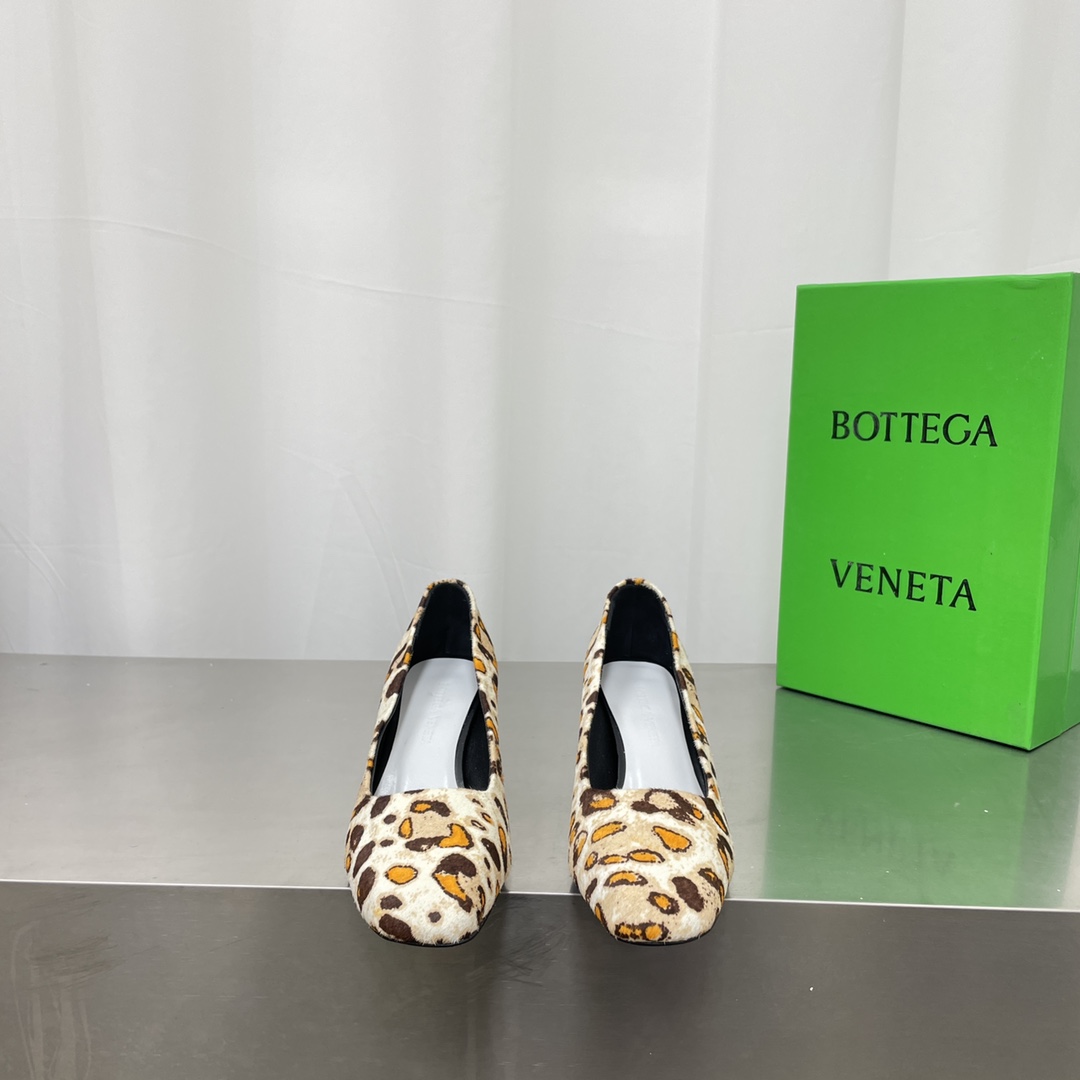 NO:265121,High-quality Top-quality BV BOTTEGA VENETA Baodiejia 25 spring and summer hot cat heel horse-haired leopard print single heel shoes!  Benchmark version The original hardware version is consistent. Please compare the official pictures. Original horse hair material. Consistent version. Original one-to-one method. Heel type. Pink. Another trend of popular today. Ceiling. 4 colors. Versatile. Exquisite horse hair. Wrap fabric. Same color heel leather. Carefully designed. Never sloppy. Durable and comfortable. The upper material is the same as the original horse hair. The material is soft and smooth, and the design is sexy and comfortable. The inner foot pad is made of sheepskin. The inner foot pad is comfortable and high-end. The toe is made of hot melt adhesive. The upper is easy to rebound and does not deform. The upper line is made of Italian computer needle truck. The upper is made of imported horse hair. The inner foot pad is sheepskin. The original color leather outsole. Heel height: 4.5cm. Size: 34-40 (34 40 custom-made without return) with original packaging, high heels, bottega  veneta,bottega veneta,bottega veneta,high heels,sheepskin,Leather soles19860909高品质 顶级品质BV  BOTTEGA VENETA葆蝶家25春夏爆款猫跟马毛豹纹单鞋跟鞋！ 对标对版 五金原版一致 请对比官图 原版马毛材质 对版 一致 原版一比一做法 跟型 粉色 当今流行的又一趋势 天花板啦 4色百搭 精致马毛 包裹面料 同色跟皮 用心设计 绝不马虎 耐穿舒适 鞋面材质选用同原版马毛 材质柔软顺滑,设计 性感舒适 垫脚内里选用羊皮内里舒适高端 采用热熔胶定型鞋头 后跟 易回弹不变形鞋面车线选用意大利电脑针车 做工精细 鞋面采用进口马毛 内里垫脚羊皮 意大利进口原色真皮大底 跟高:4.5cm 码数:34-40（34 40定做不退换） 配原版包装,高跟鞋,bottega veneta,bottega veneta,bottega veneta,high heels,sheepskin,Leather soles,Women's Shoes