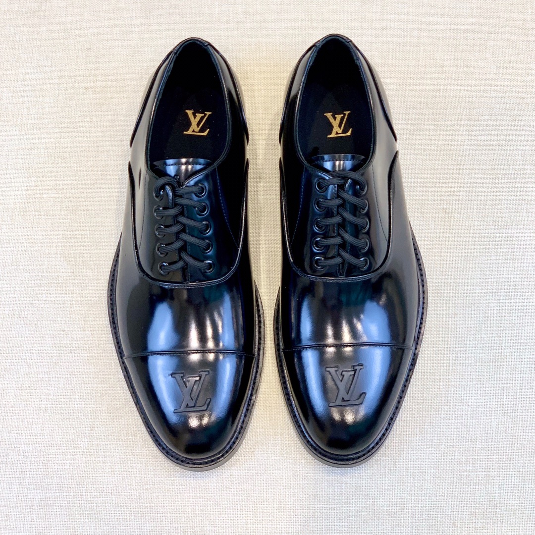 NO:679818,[L*] High-end boutique -Material -Imported open-edge beaded cowhide -The inner foot pads are all made of imported cowhide -Original molded double-layer customized leather outsole -The toe head is hand-rubbed with original fastener design, imported cowhide customized round strip edges, giving you an aristocratic temperament -Size 39-44 (38,45 can be customized) -,,cowhide,Leather soles19860909【L*】高端精品 -材质-进口开边珠牛皮 -内里垫脚 均用进口牛皮 -原版开模双层定制真皮大底 -鞋头手工擦色配原版扣件搭配设计,进口牛皮定制圆条边,给您贵族般的气质 -Size 39-44（38,45可定做） -,,cowhide,Leather soles,Men's shoes