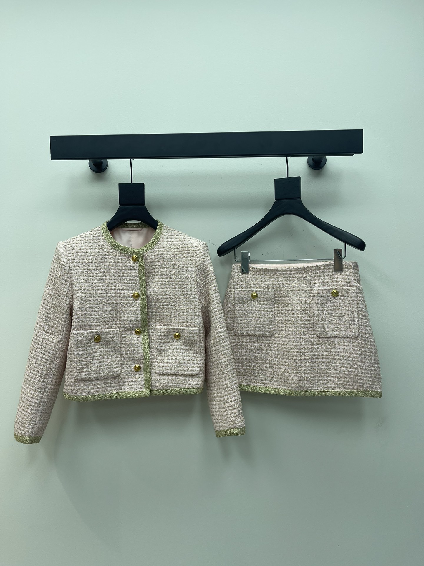 NO:323281,Miumi*25 new webbing tweed short jacket jacket   small A skirt suit, it is absolutely ok to see the visual experience of the chaebol, customized wool soft tweed fabric, classic gold buckle color matching, three-dimensional tailoring, small A-style high-quality and capable, yet sweet-hearted temperament, upper body grasp various styles SML jacket AA23988640 skirt AA,,miumiu, skirts, jackets & coats, jackets & coats, alexander wang19860909Miumi*25新品织带拼边粗花呢短款夹克外套 小A半裙套装 妥妥滴财阀千金即视感 定制羊毛软花呢面料 经典金扣配色 立体剪裁小A版型高级干练又不失甜心气质上身拿捏各种风格 SML 外套AA23988640 半裙AA,,miumiu,skirts,jackets & coats,jackets & coats,alexander wang,Women's clothing