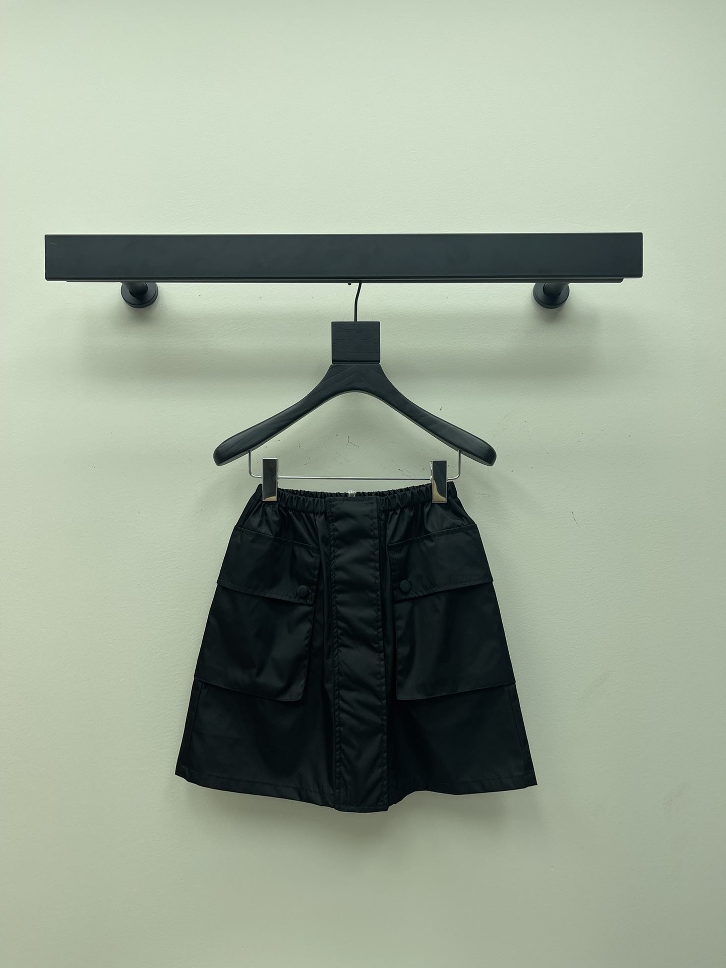 NO:323284,Prad*25 Spring and Summer New Model Iron Brand Micro Label Elastic Waist Pocket Skirt | Exclusive YB Development!  High-end production!  It is fashionable and handsome in age!  The details are full of design and super strong style and temperament. The original custom fabric is light and soft, delicate and super comfortable!  , the classic style is not picky and the upper body looks slim!  A must-have for white, rich and beautiful women!  SML AA, prada, skirts, alexander wang19860909Prad*25春夏新款 铁牌微标松紧腰口袋半身裙丨独家yb开发！高版出品！减龄时髦又帅气！细节设计感满满超强版型气质又A又飒,原版定制面料轻盈质质柔软细腻超舒适！,经典不挑人版型上身巨显瘦！白富美必备！SML AA,,prada,skirts,alexander wang,Women's clothing