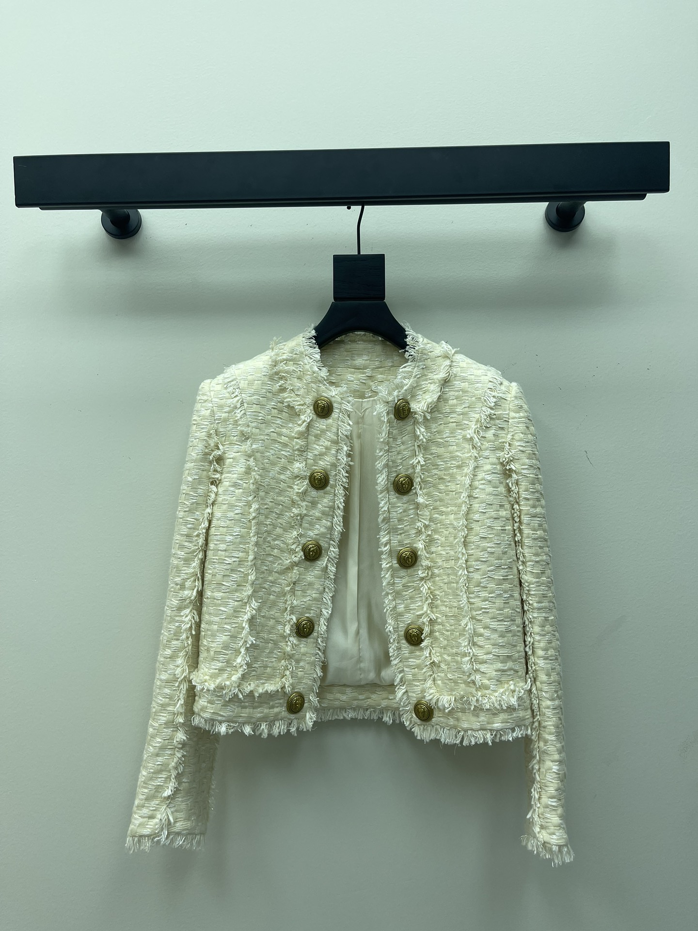 NO:322772,Balmai* Balmai 25 new double-breasted braided tweed jacket, full of three-dimensional texture and exquisite feeling. The upper body has a noble temperament. Customized flower buckle 3D three-dimensional tailoring style makes you look slim. The real wear is high and the appearance is higher. French celebrity style is elegant and high-end. A must-have for wealthy families. SML, balmain, balmain, jackets & coats, alexander wang19860909Balmai*巴尔曼25新品双排扣编织粗花呢外套 立体肌理感精致感满满 上身自带一种高贵气质 定制花朵扣3D立体剪裁版型巨显瘦 实穿度高颜值也更高 法式名媛风优雅又高级 富家千金必备 SML,,balmain,balmain,jackets & coats,alexander wang,Women's clothing