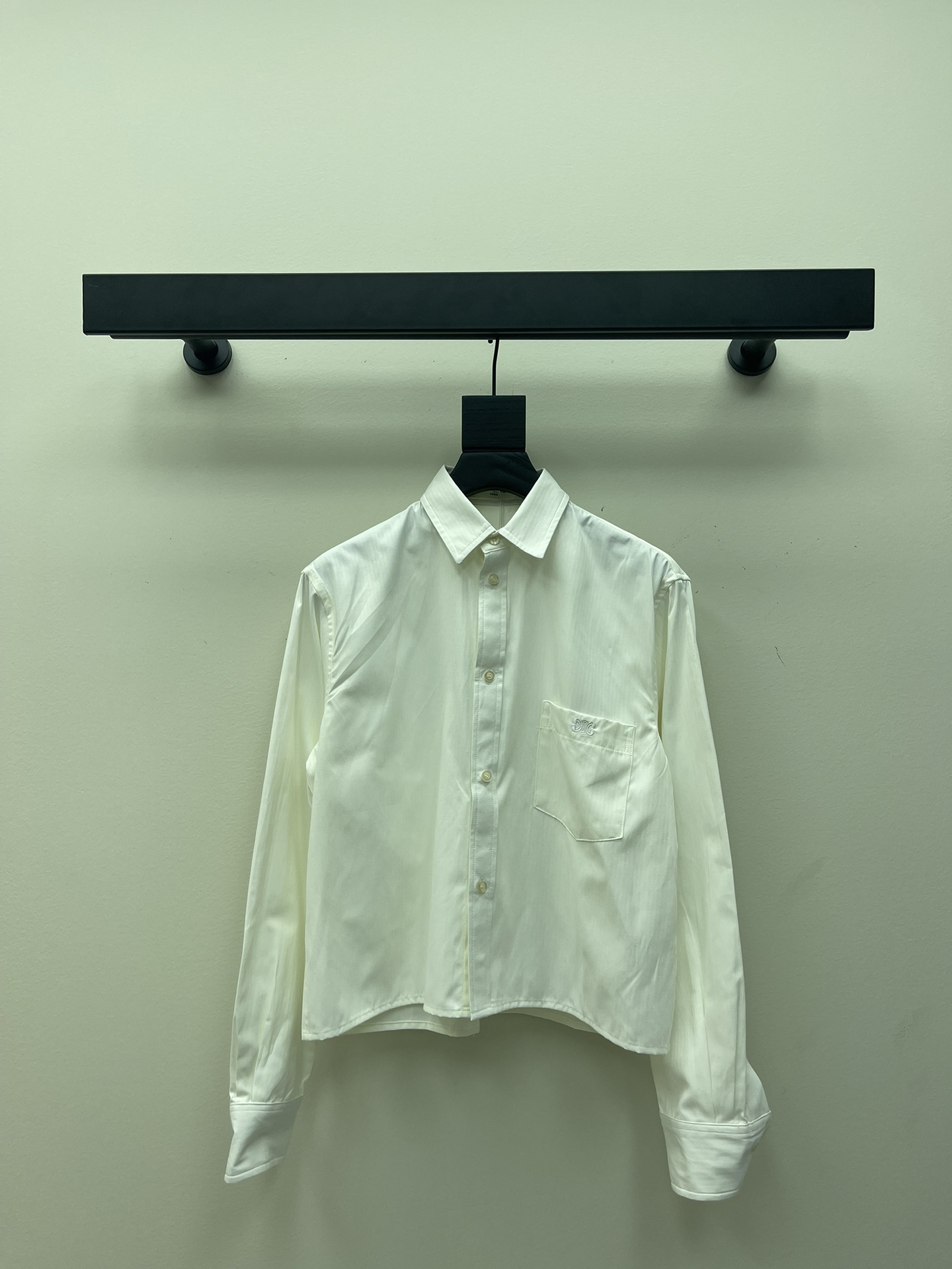 NO:323849,Celin*25 early spring new pinstripe short shirt. Loose H-style style is casual and handsome!  The pocket embroidery logo is low-key and luxurious, and it is versatile in commuting and not picky about others. It looks slim in the upper body!  British neutral style dressing interpretation. Pure cotton fabric light and comfortable workmanship quality depends on details. SML, celine, shirts, alexander wang19860909Celin*25早春新品细条纹短款衬衫.宽松H版型随性又帅气！口袋刺绣小logo低调奢华,通勤百搭不挑人上身超显瘦！英伦中性风穿搭演绎.纯棉面料轻薄舒适做工品质看细节.SML,,celine,shirts,alexander wang,Women's clothing